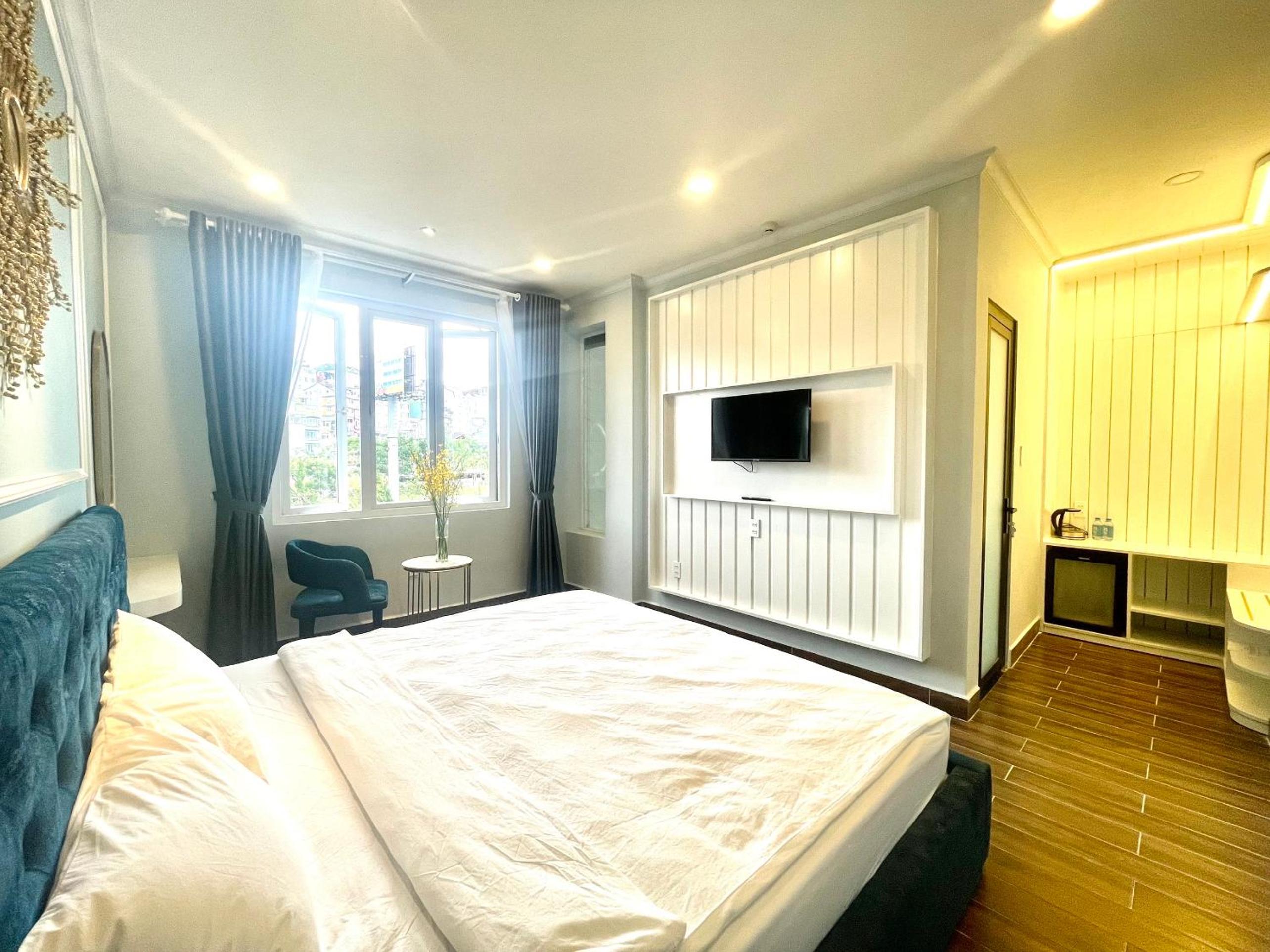 Deluxe Double Room with Bath - Photo 3