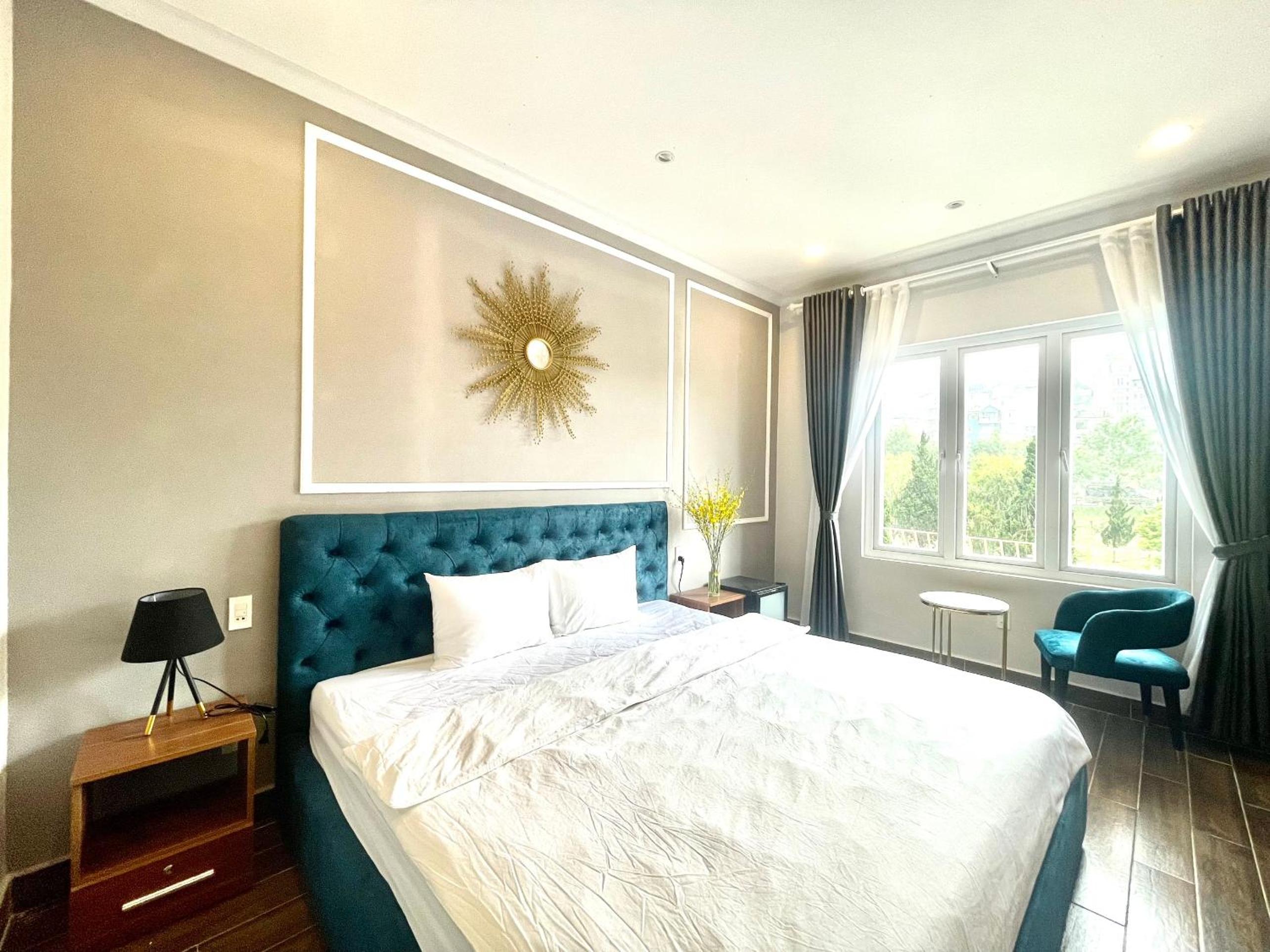 Deluxe Double Room with Bath - Photo 4