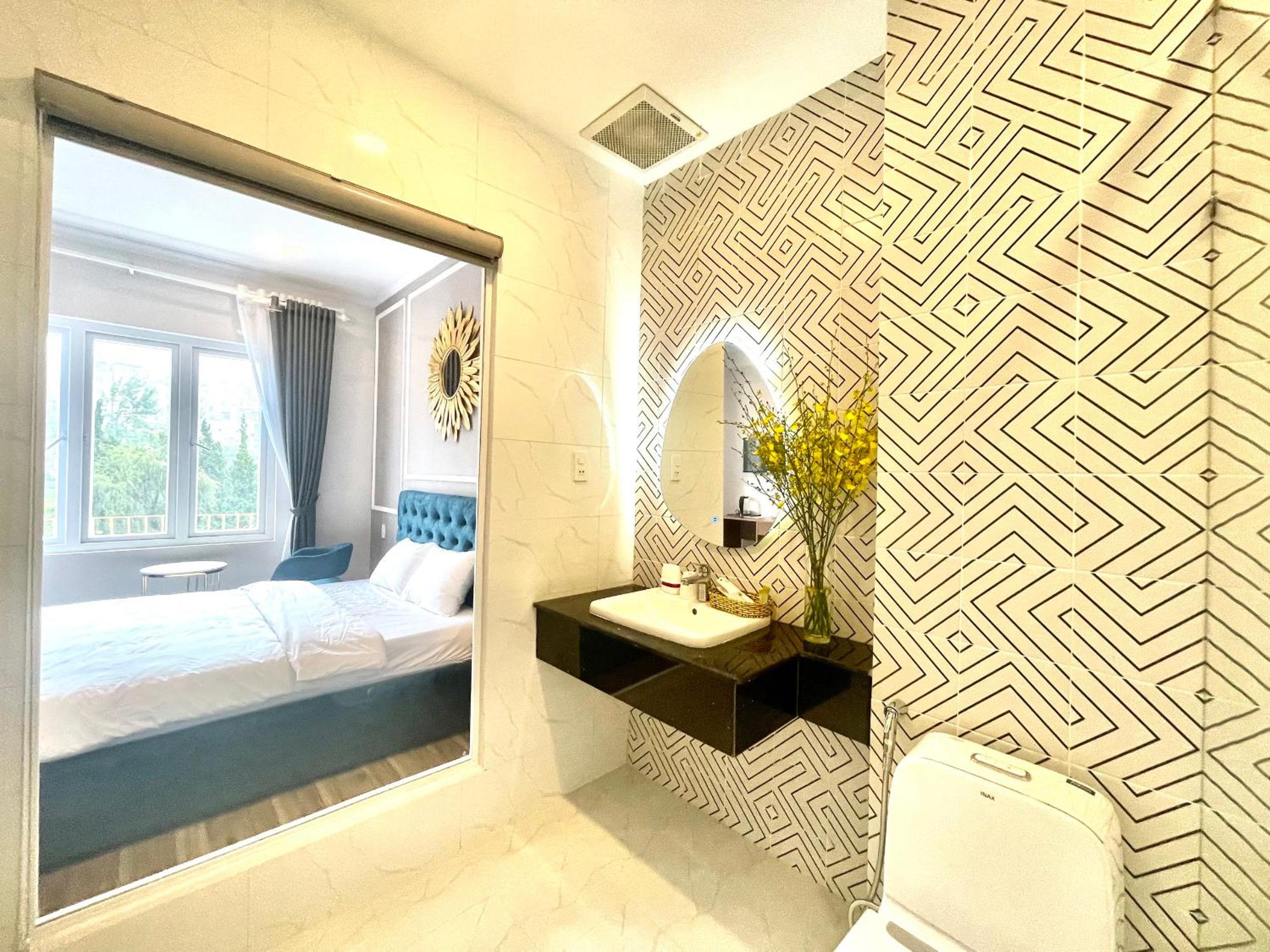 Queen Room with Garden View - Photo 12