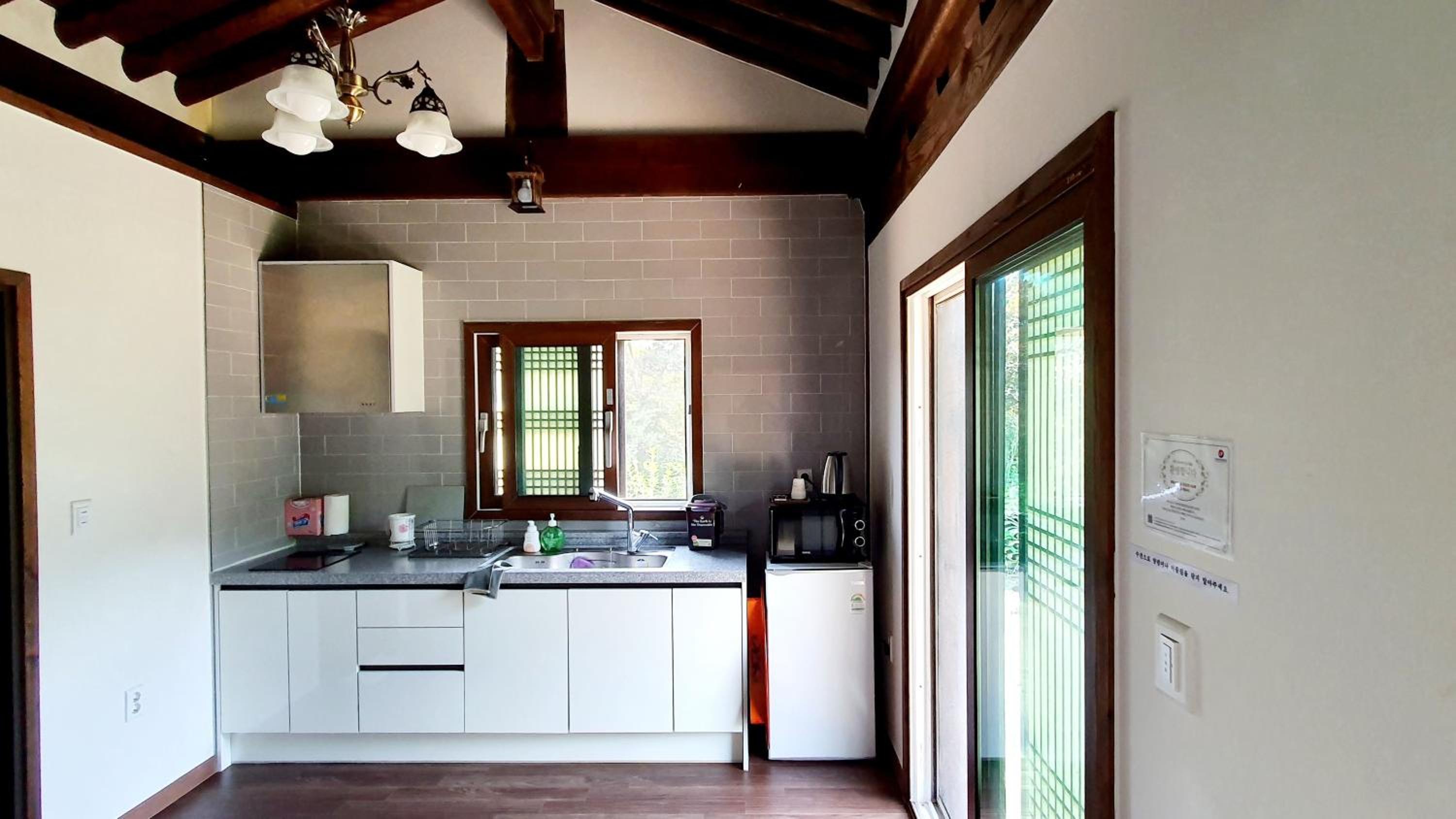 One-Bedroom House - Photo 5
