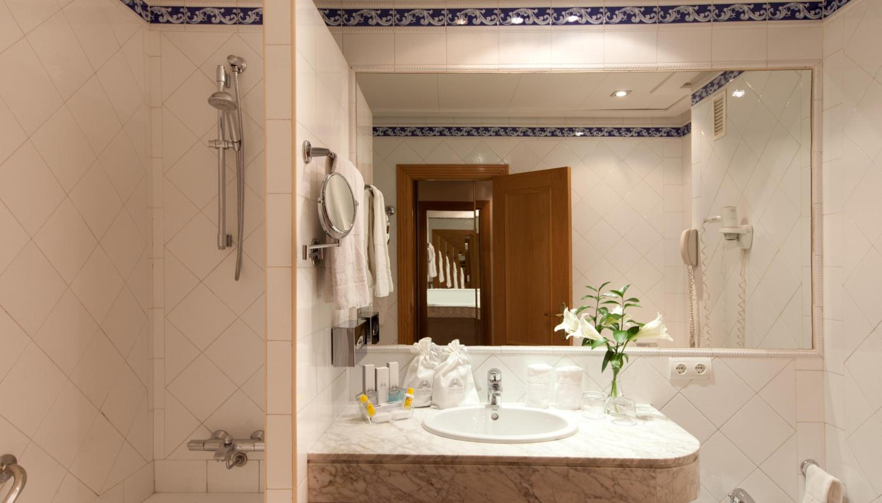 Double Or Twin Room With Parking (1 Adult)