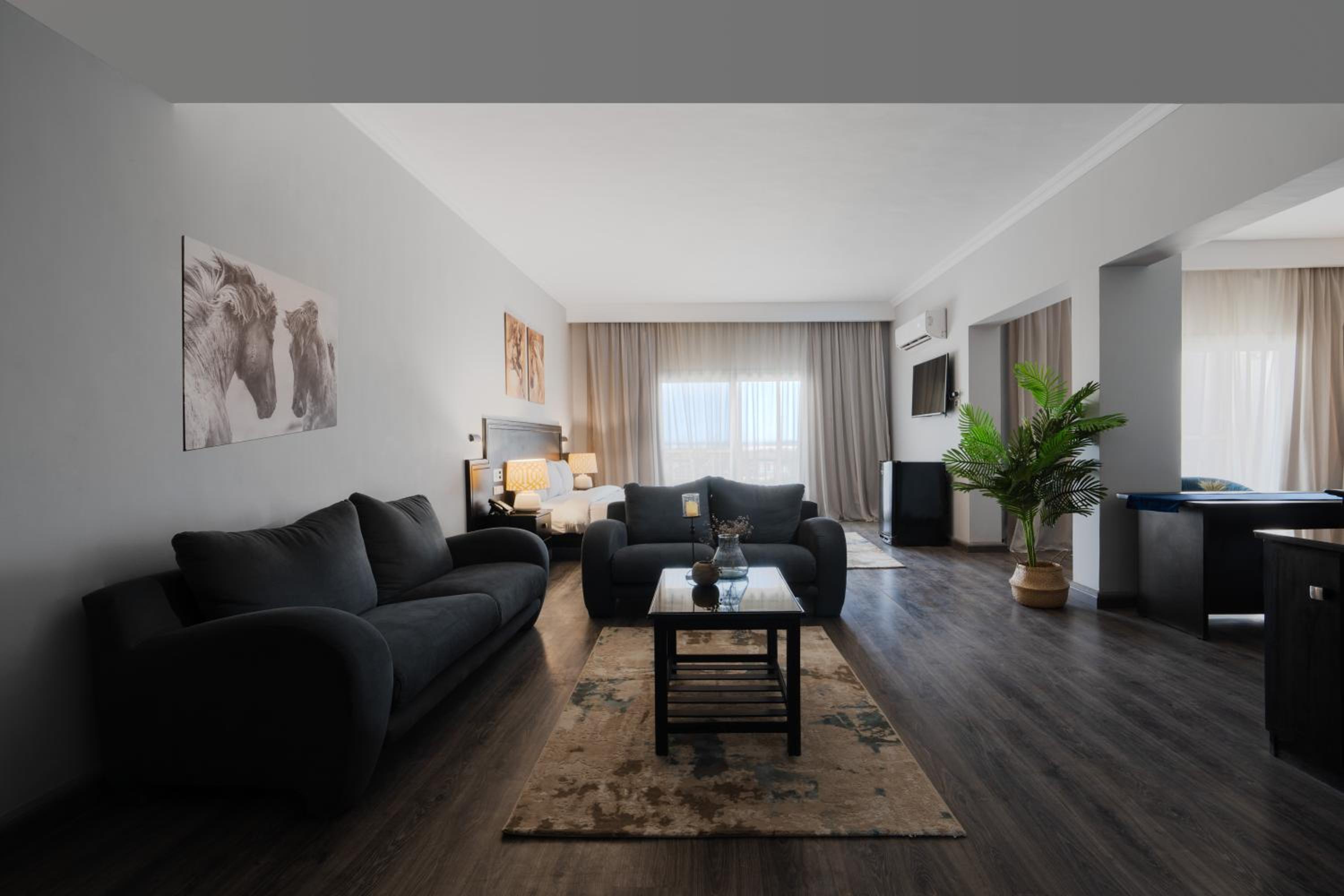 Suite with Balcony - Photo 2