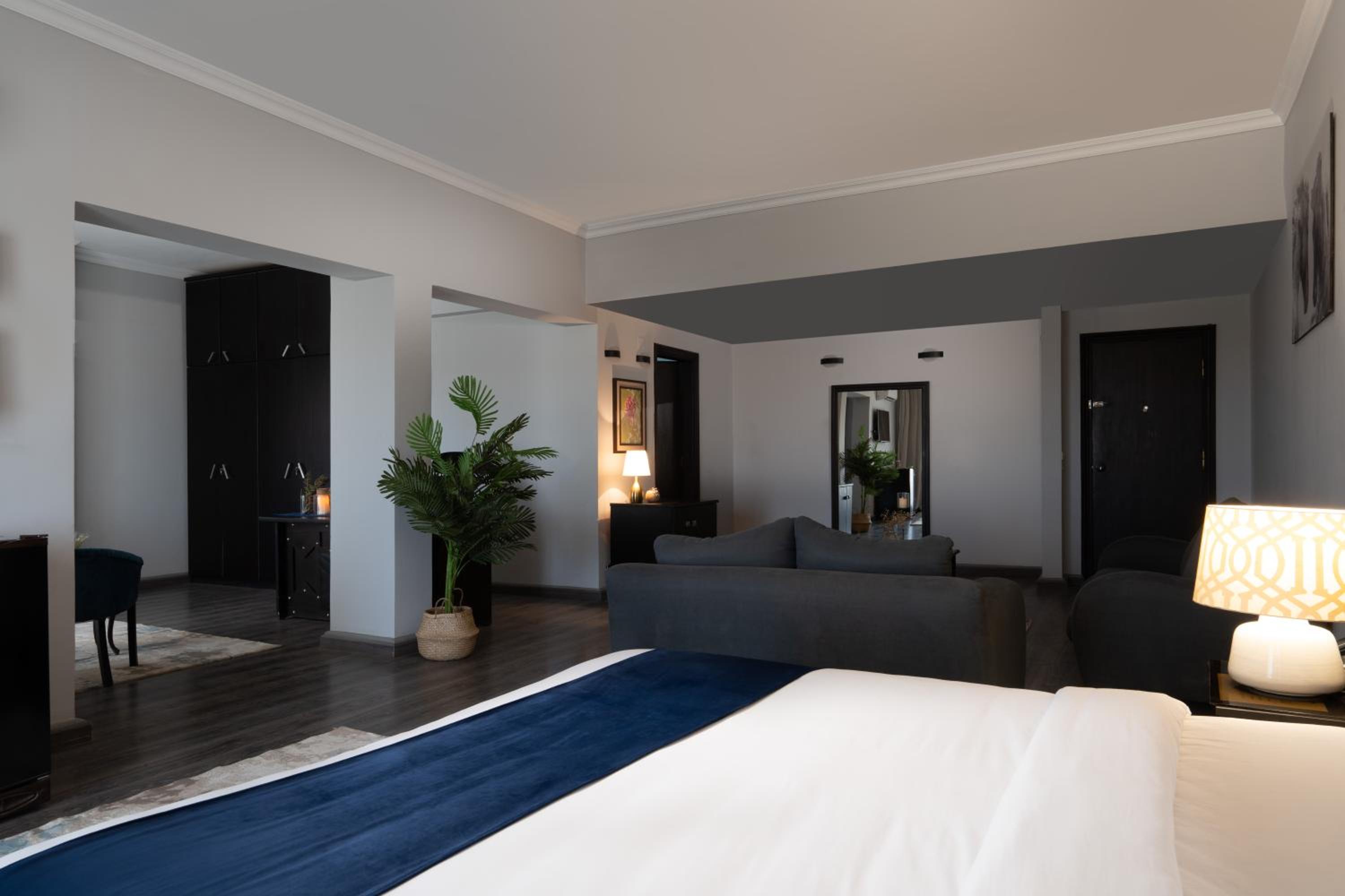 Suite with Balcony - Photo 5