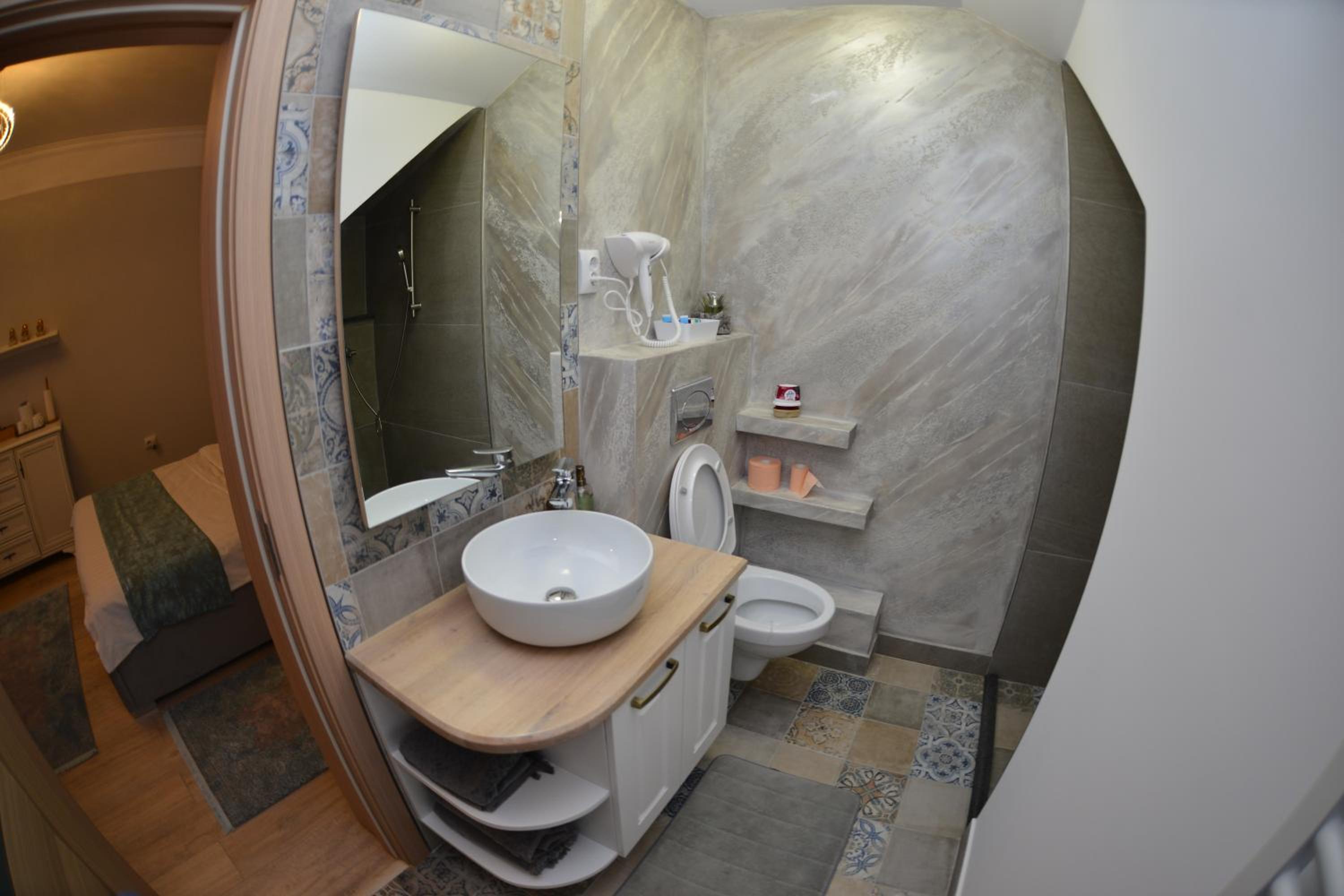 Deluxe Room (2 Adults + 1 Child) - Photo 2