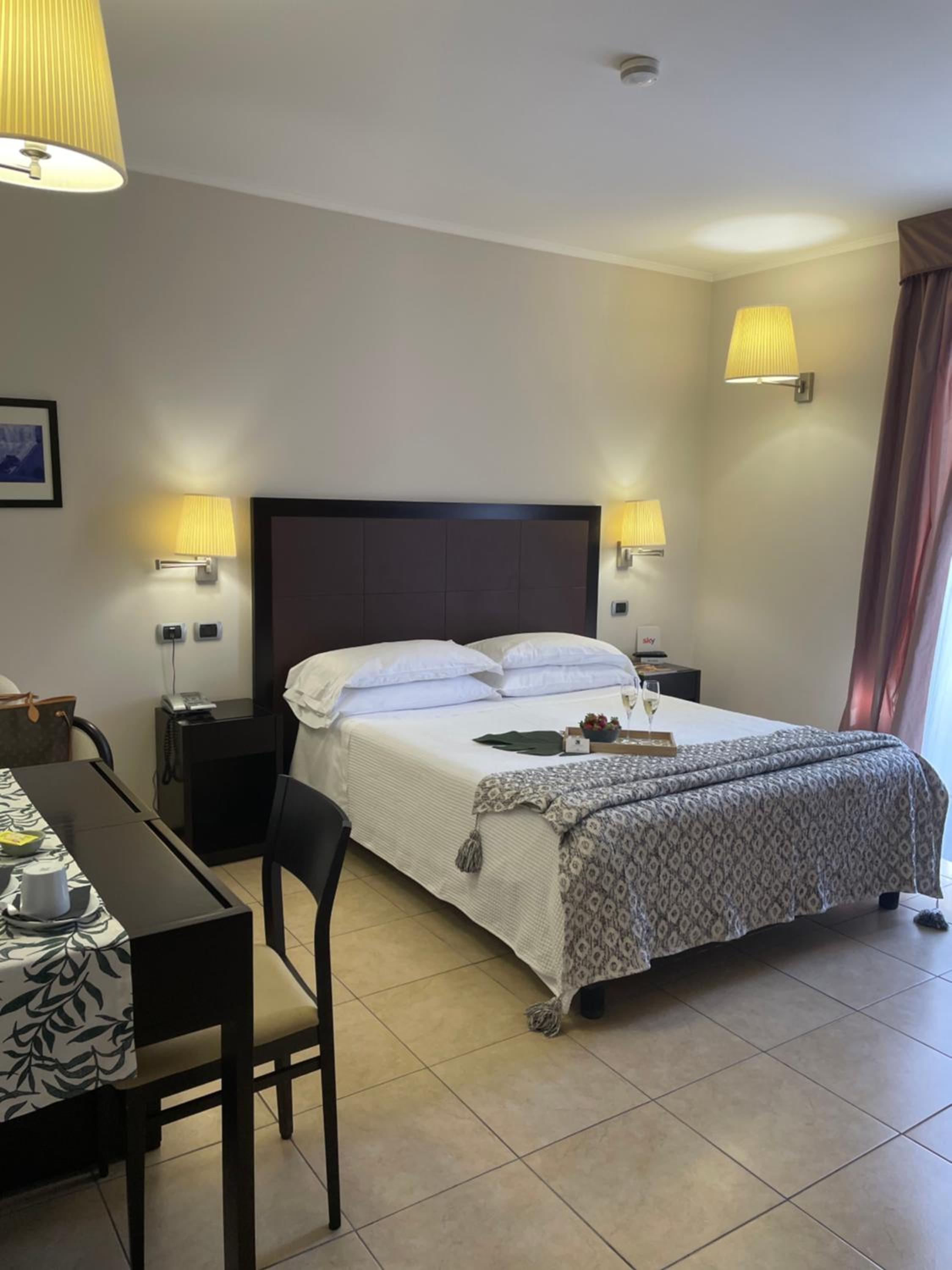 Deluxe Double Room with Side Sea View