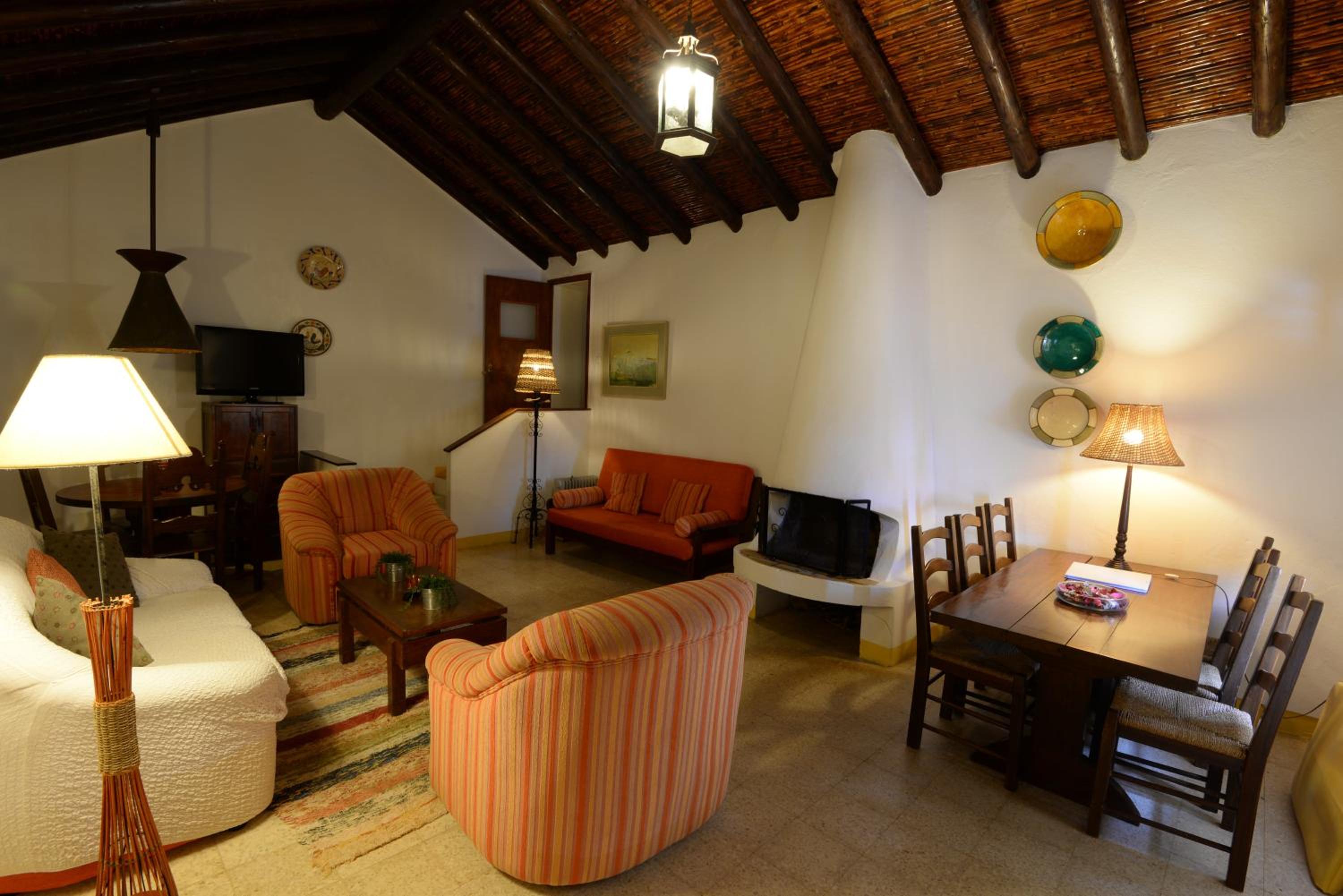 Three-Bedroom House with River View - Photo 9