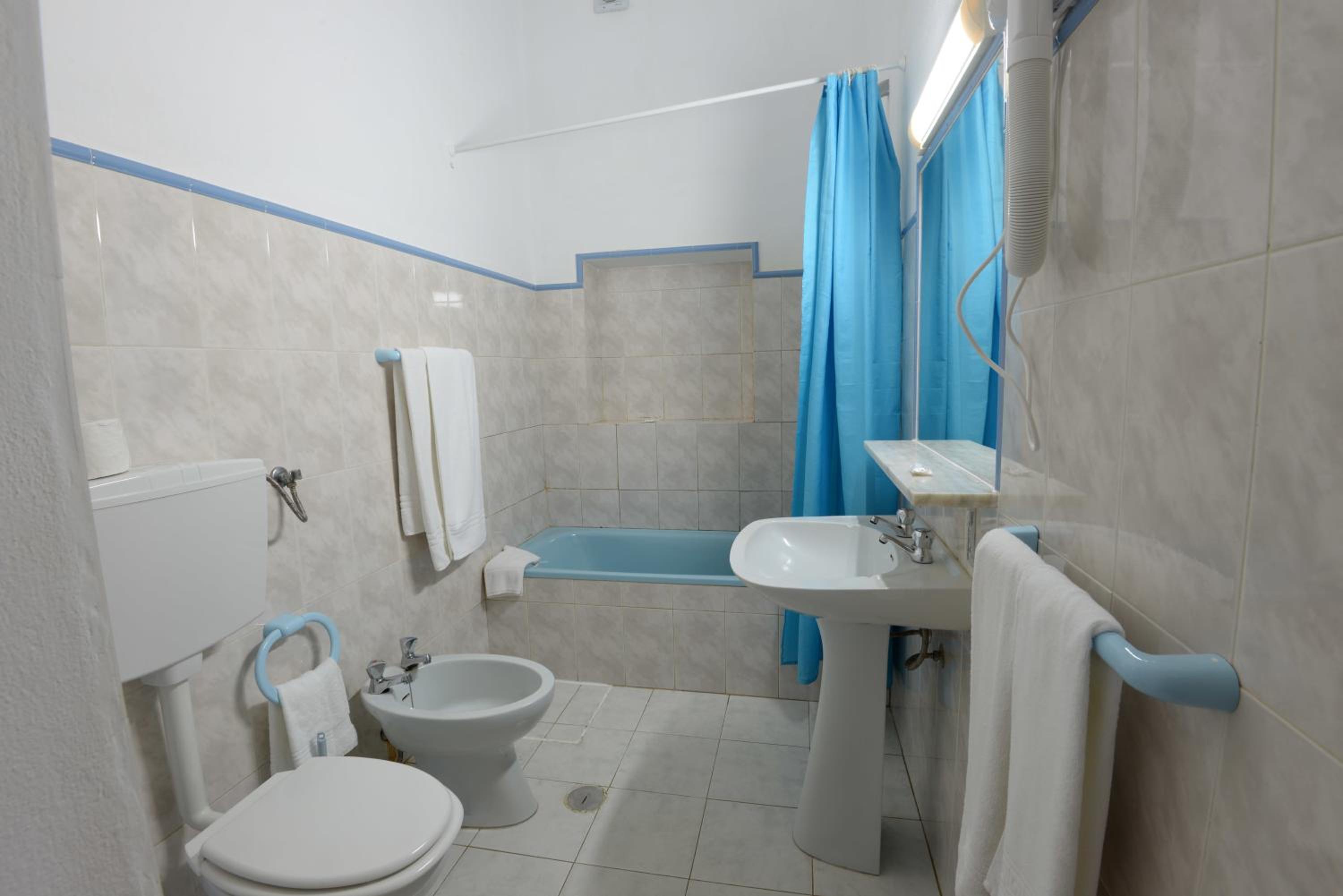Three-Bedroom House with River View - Photo 5