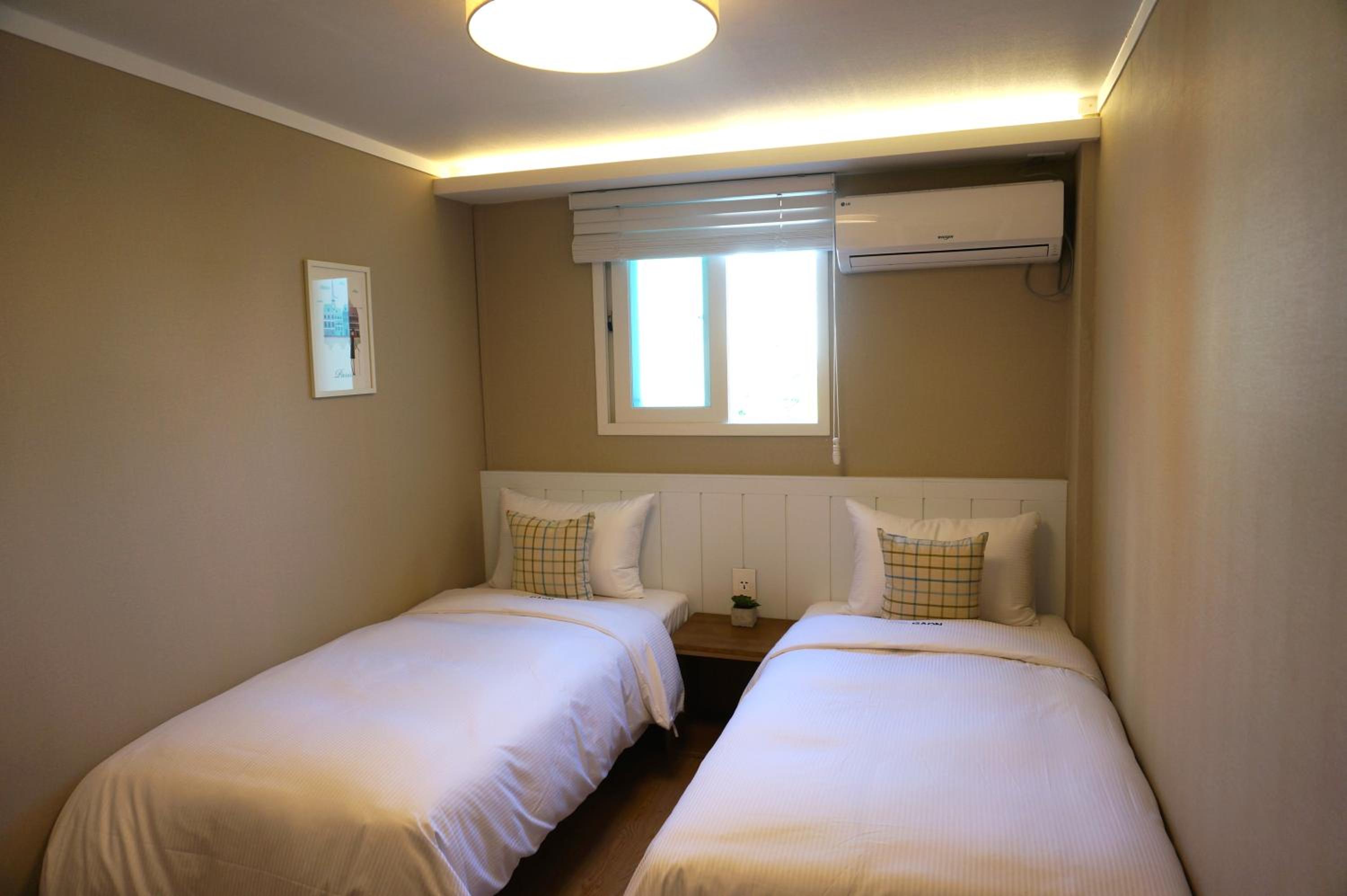 Twin Room - Photo 3