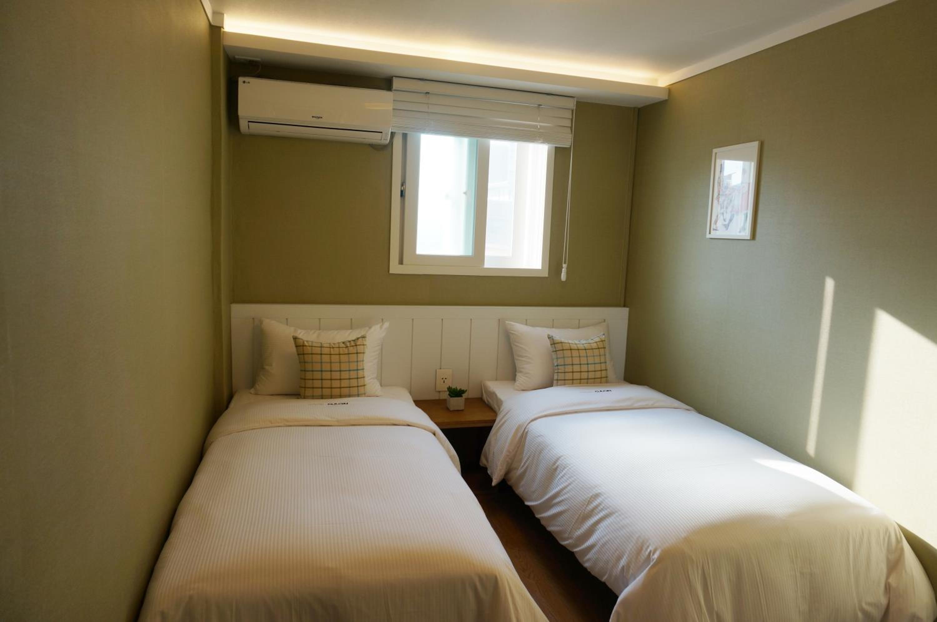 Twin Room - Photo 2