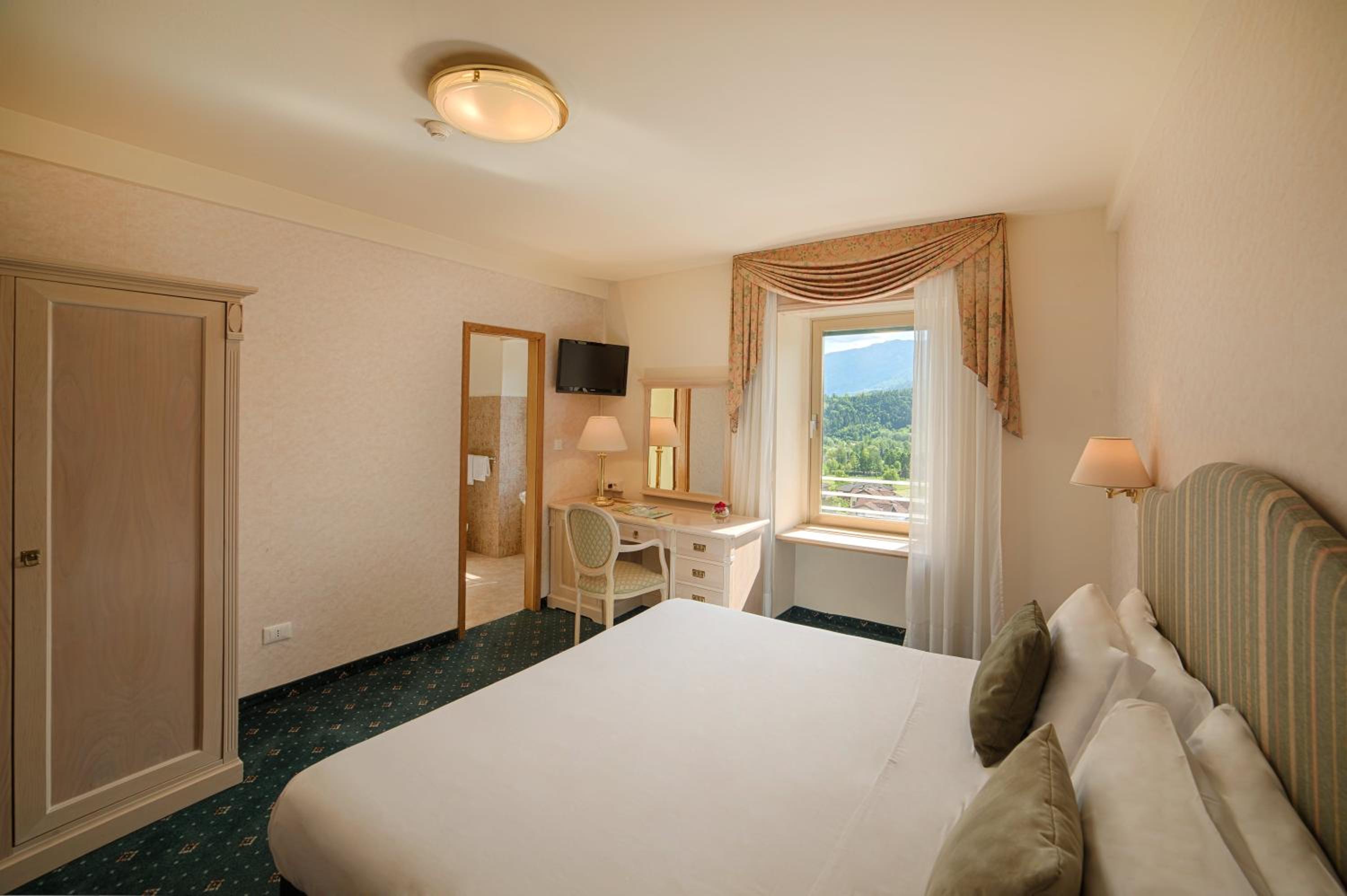 Economy Double or Twin Room with Lake View with Spa Access