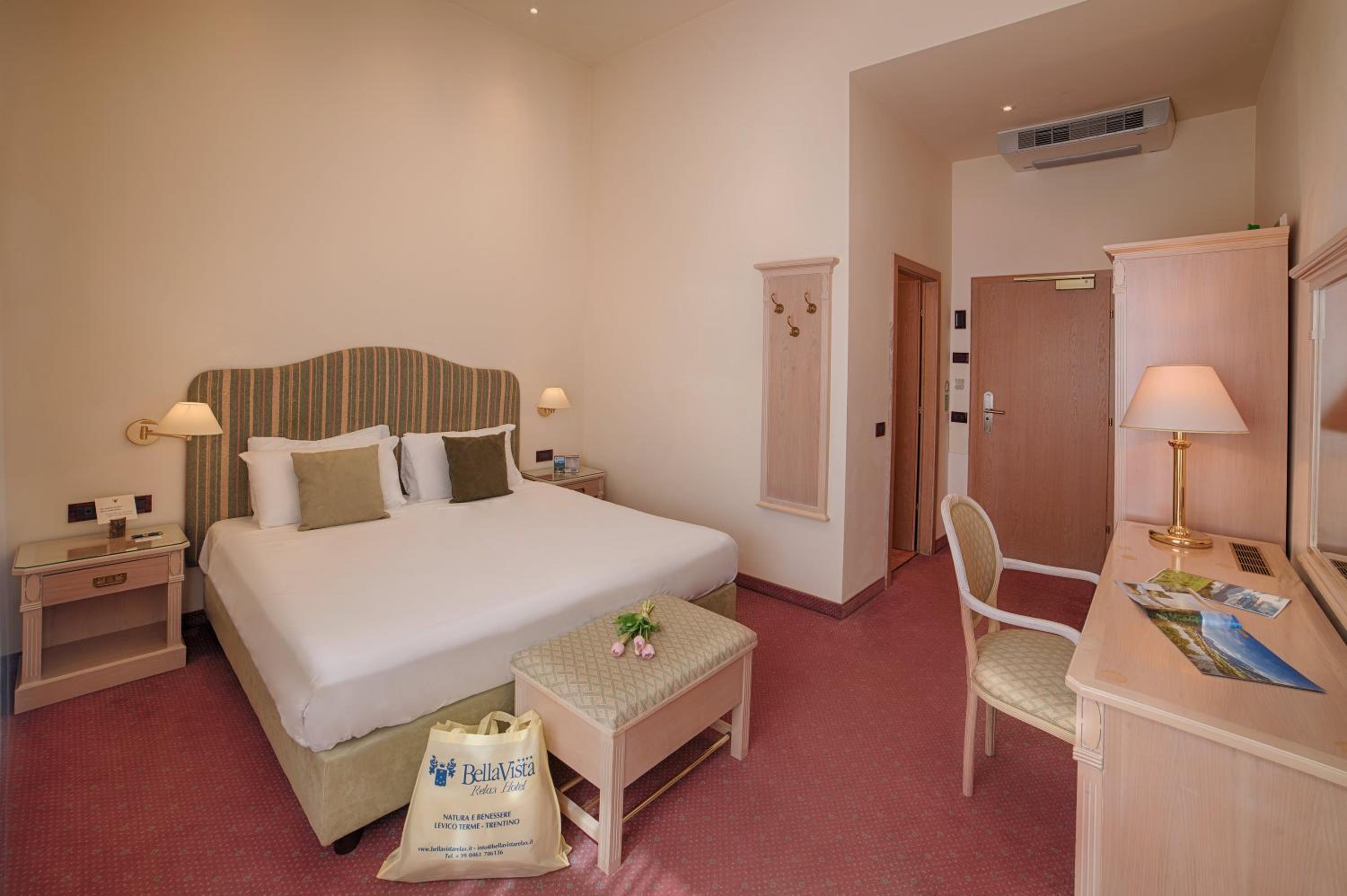 Premium Room with Lake View with Spa Access photo 2