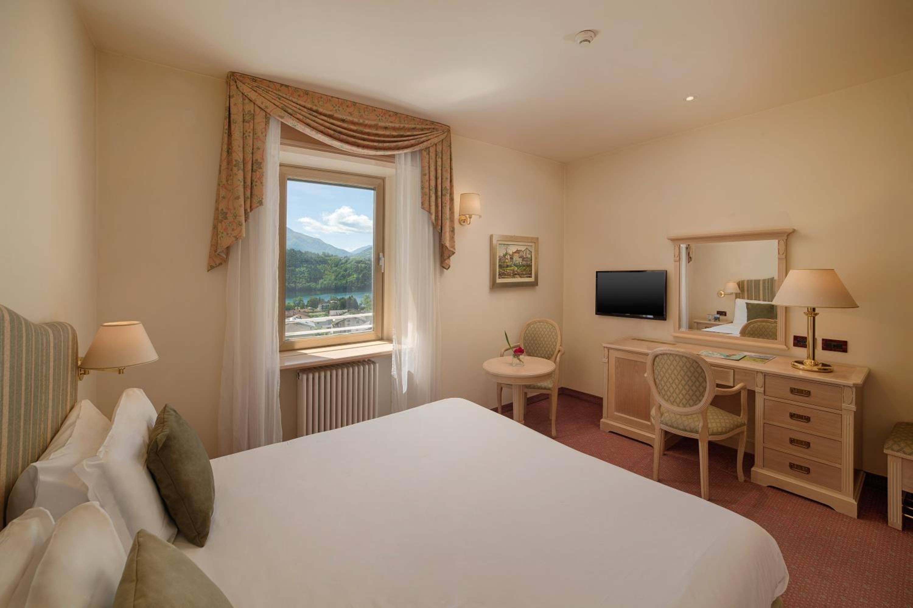 Premium Room with Lake View with Spa Access photo 3