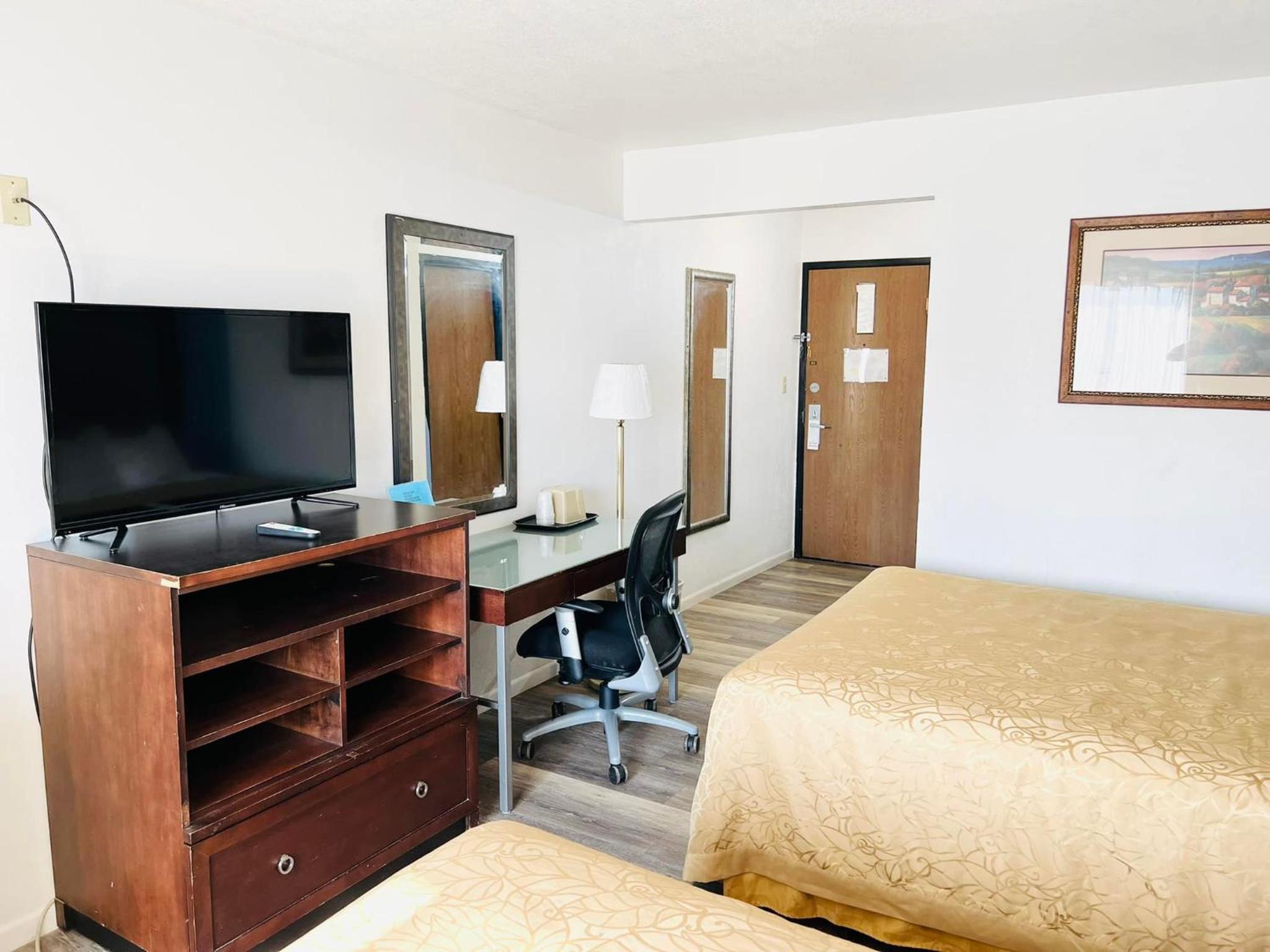 Queen Room with Two Queen Beds - Non-Smoking - Photo 9