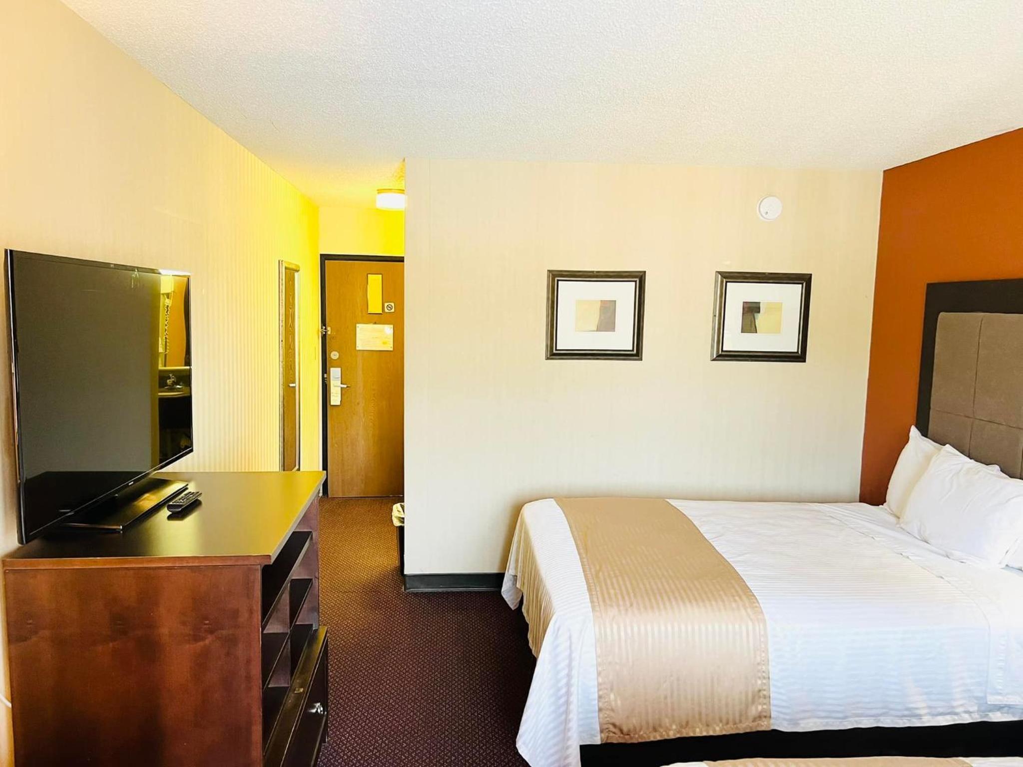 Queen Room with Two Queen Beds - Non-Smoking - Photo 10