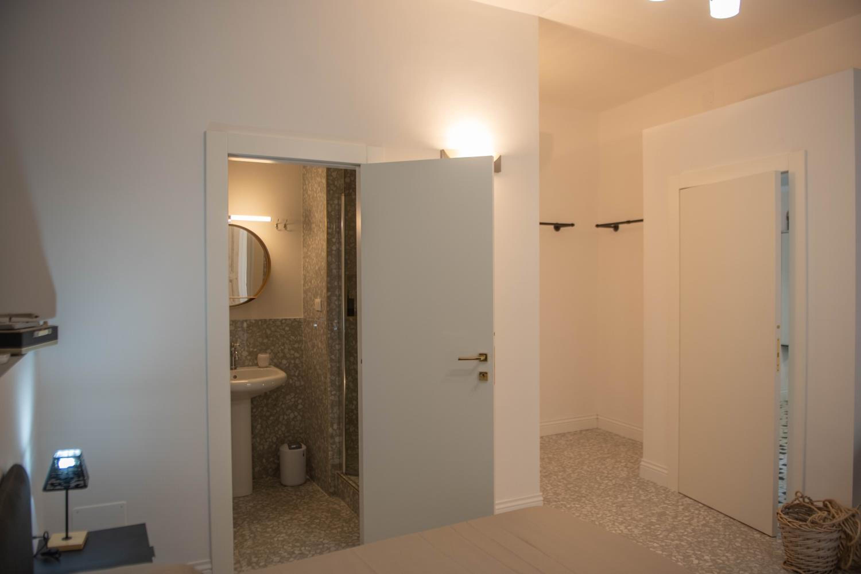 Double Room with Private Bathroom - Photo 6