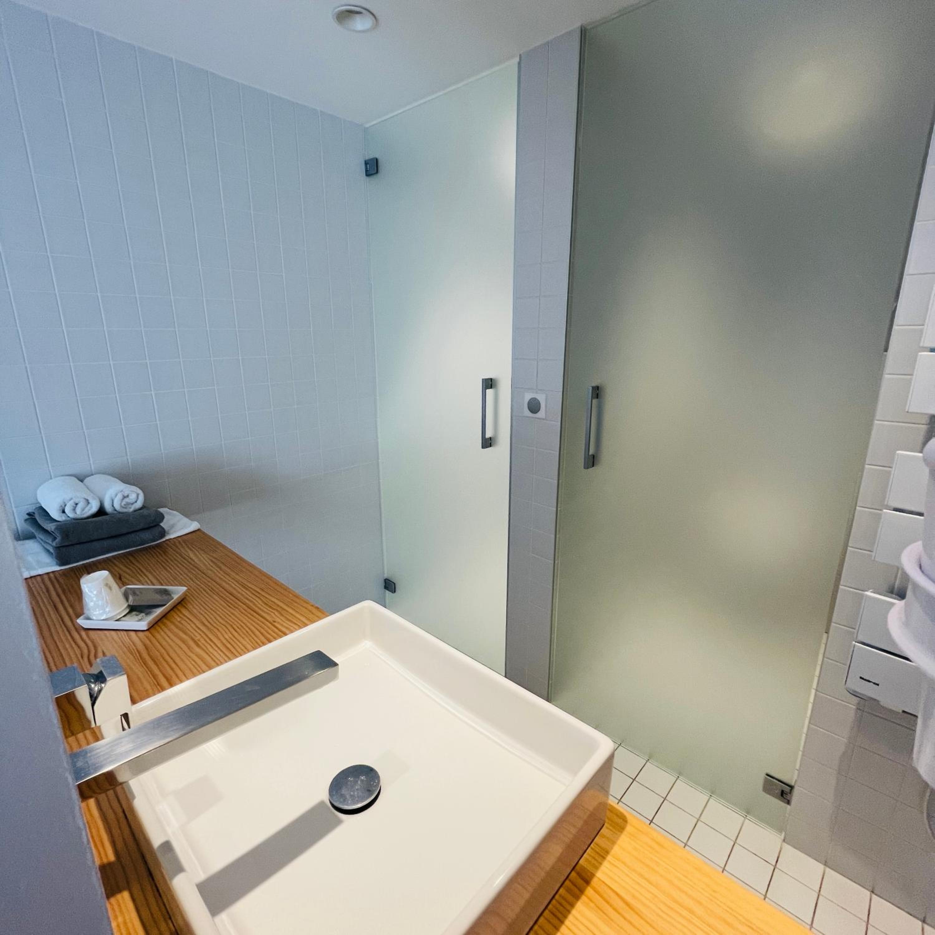 Twin Room with Shower - Photo 6