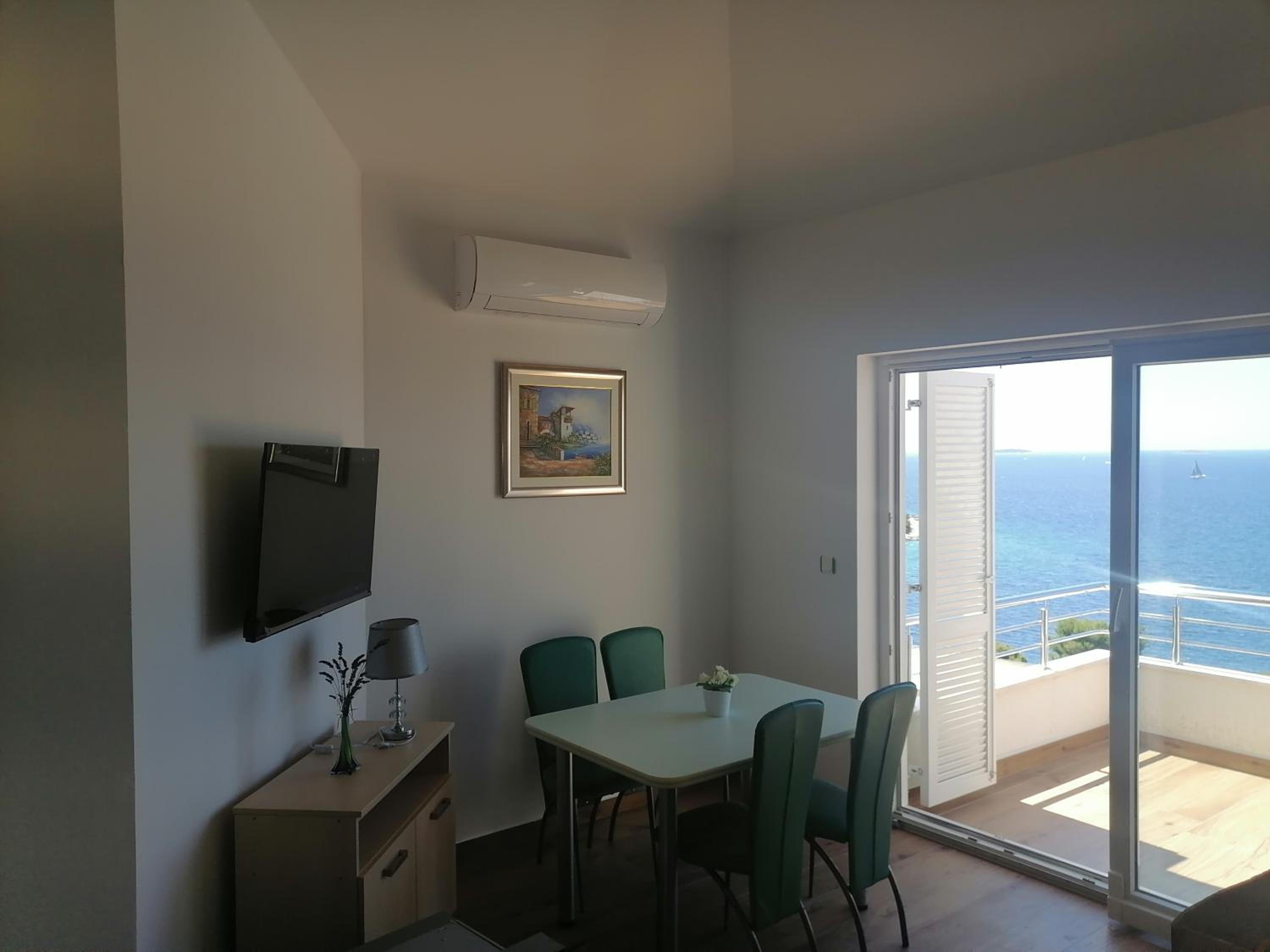 One-Bedroom Apartment with Terrace and Sea View - Photo 7