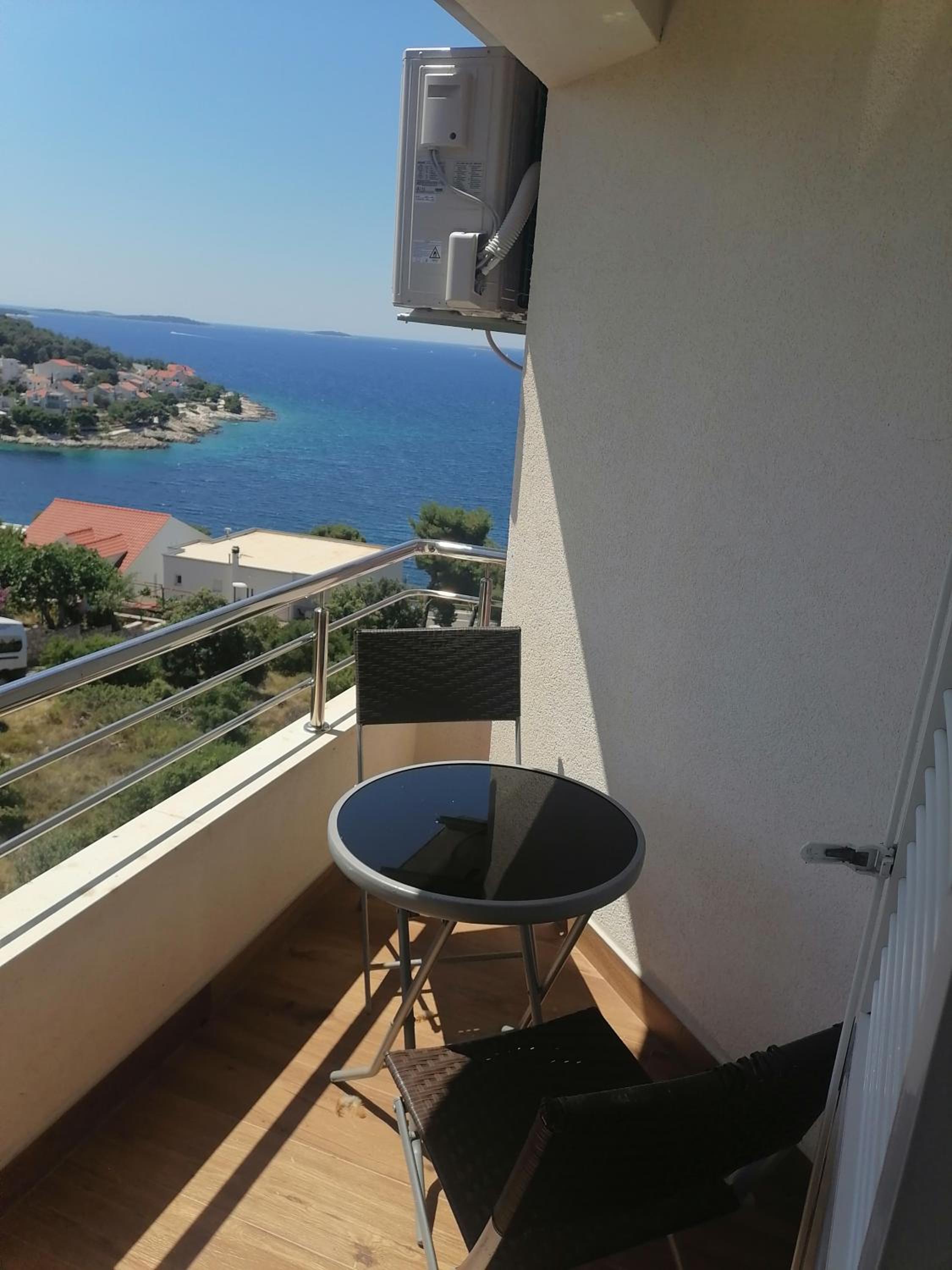 One-Bedroom Apartment with Terrace and Sea View - Photo 11