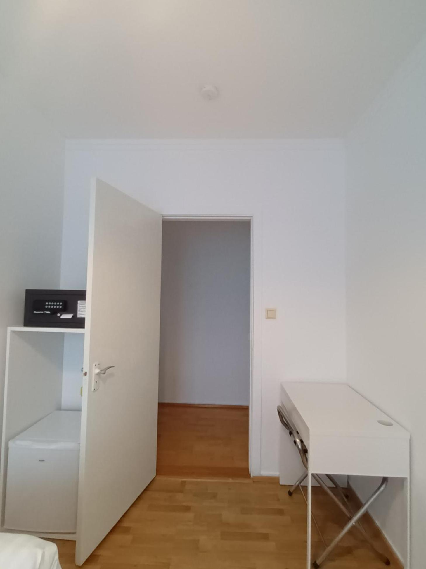 Single Room With Shared Shower And Toilet photo 3