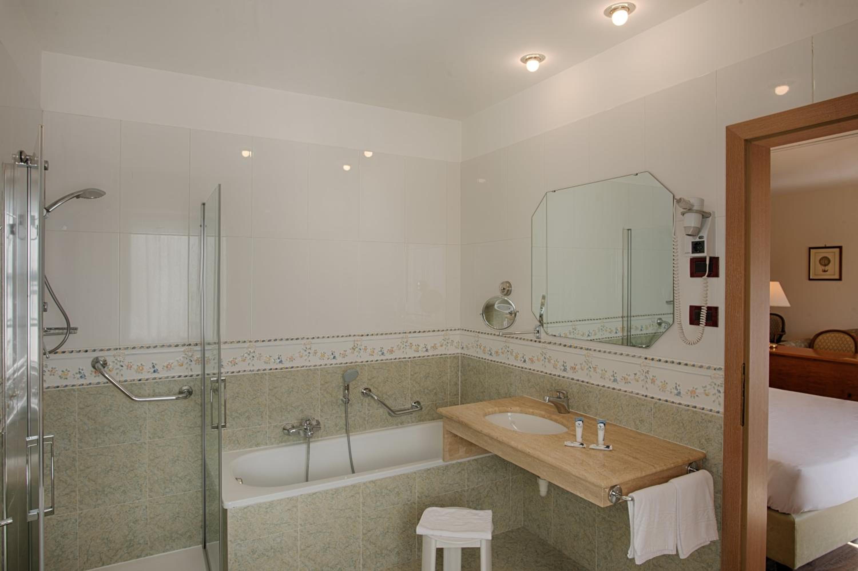 Junior Suite with Balcony and Spa Access photo 3
