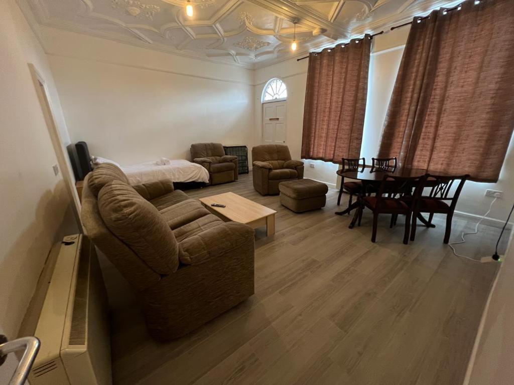 One-Bedroom Apartment photo 2