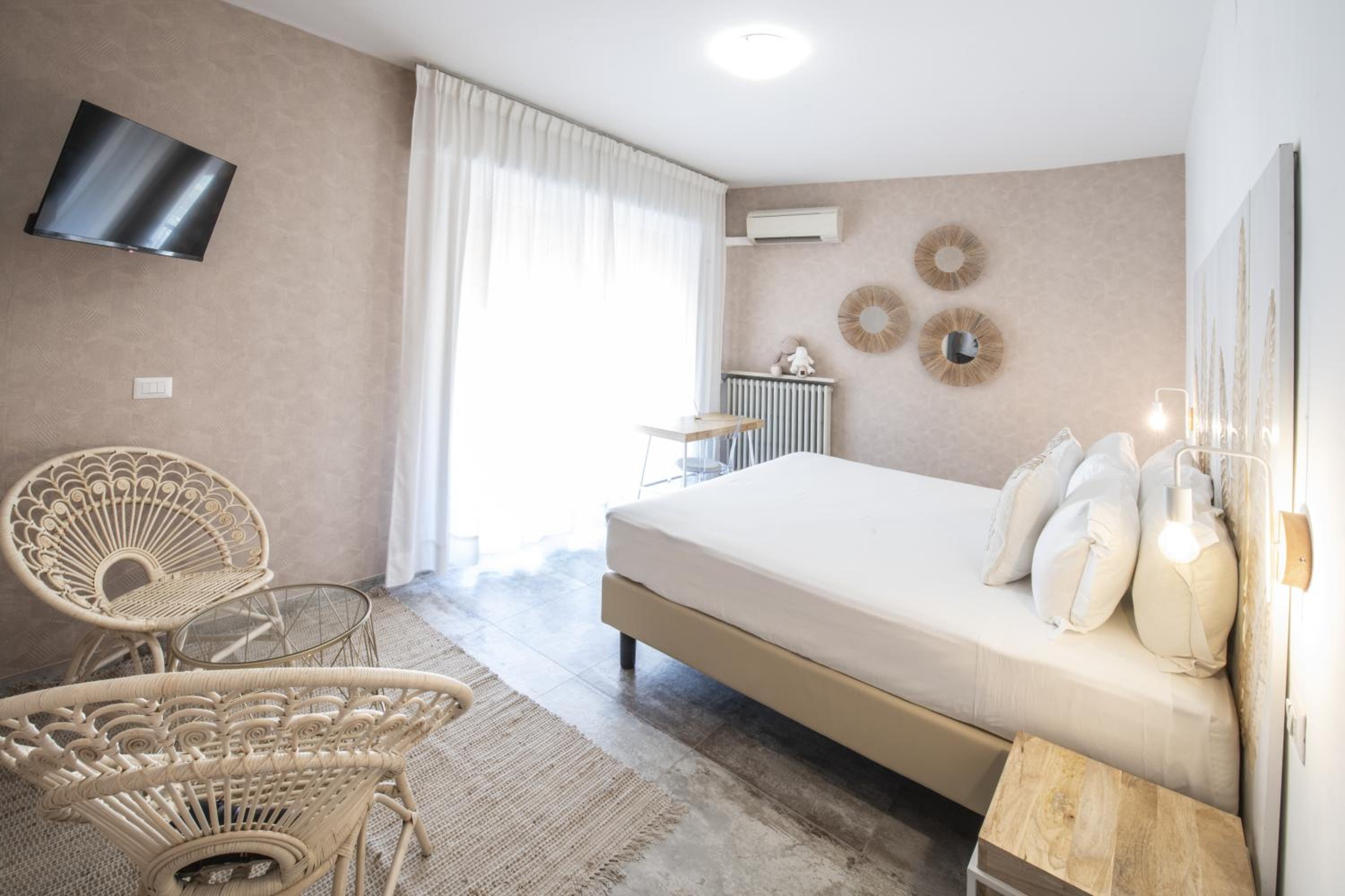 Superior King Room - Photo 1