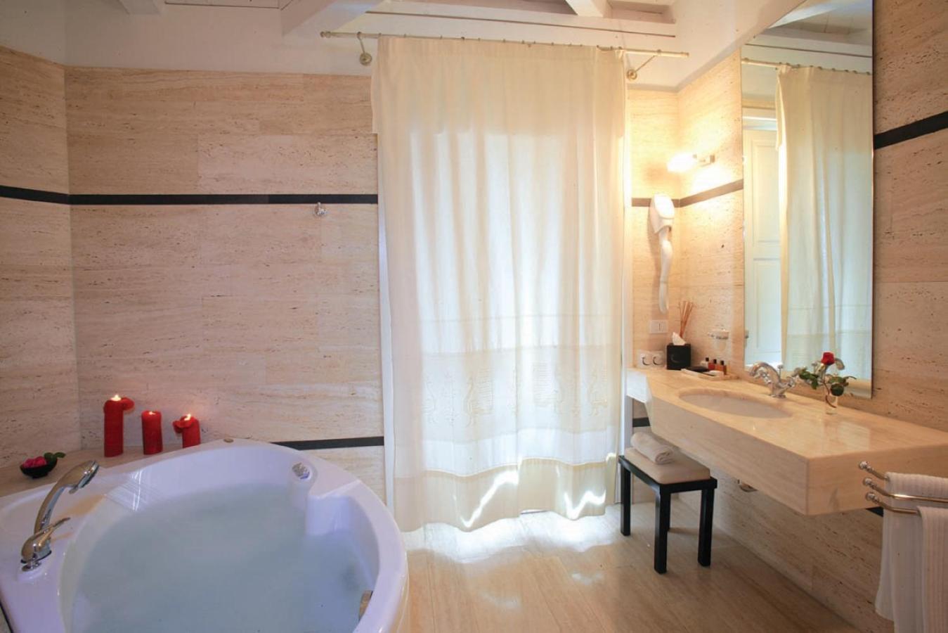 Double Room with Spa Bath - Photo 3