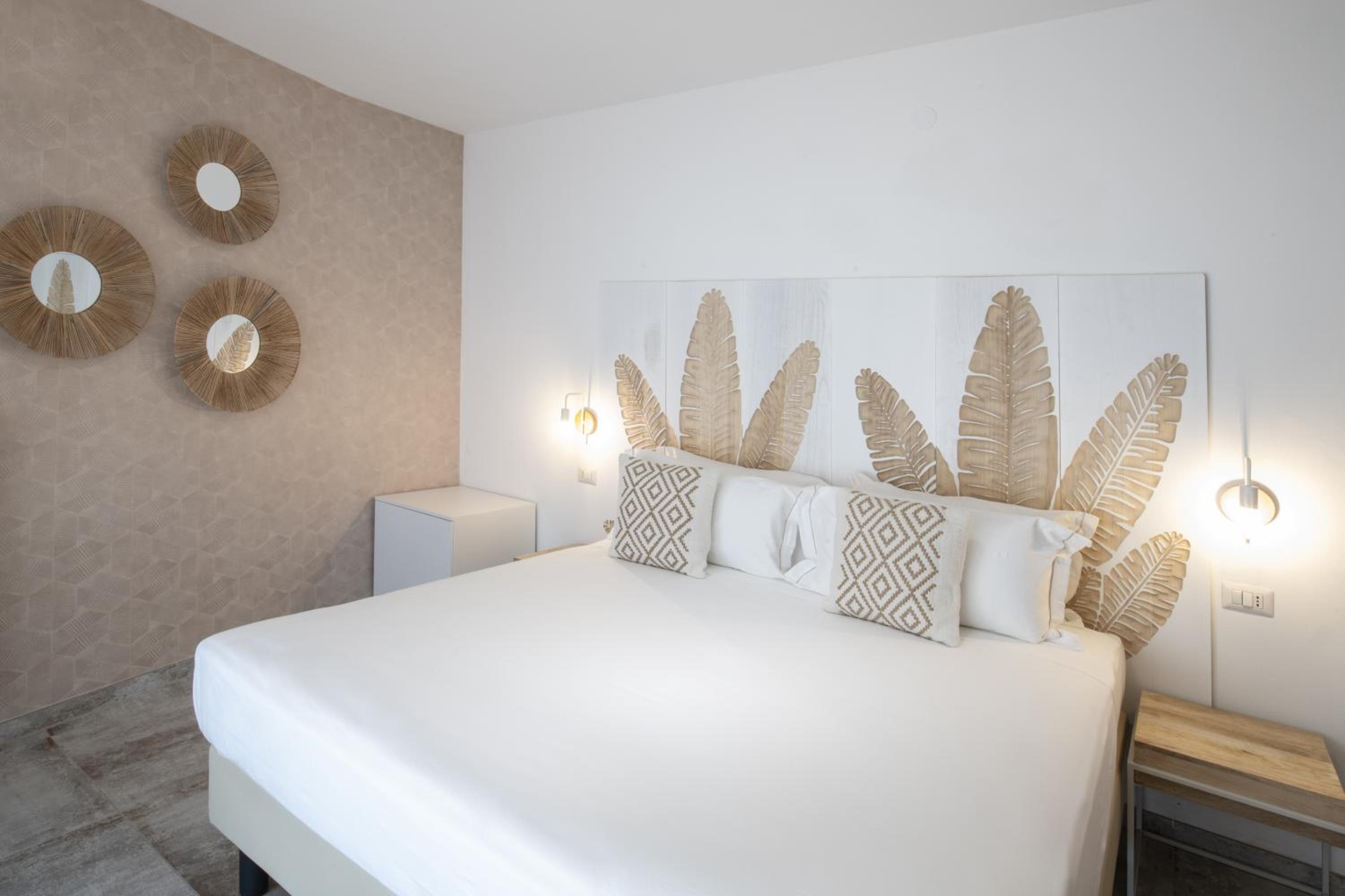Superior King Room - Photo 14