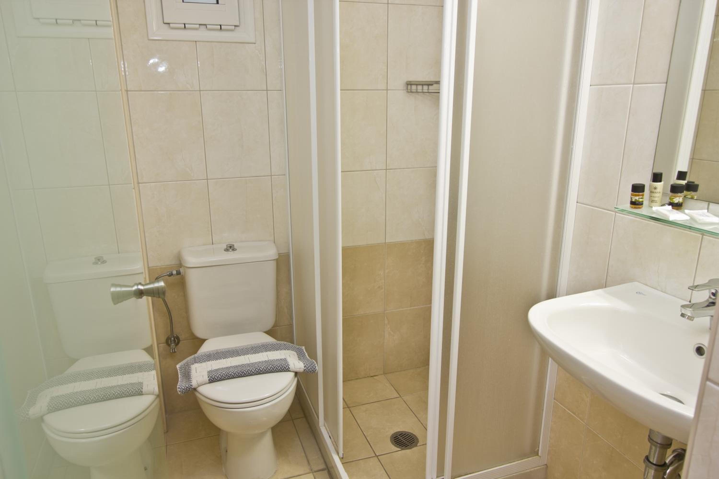 Twin Room - Photo 15