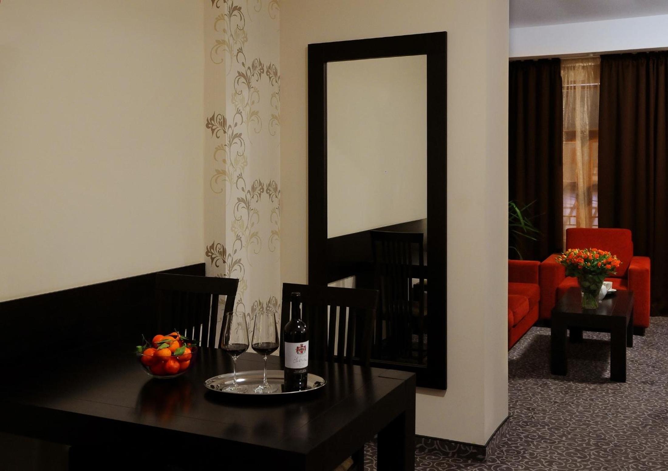Premium Suite - Photo 16