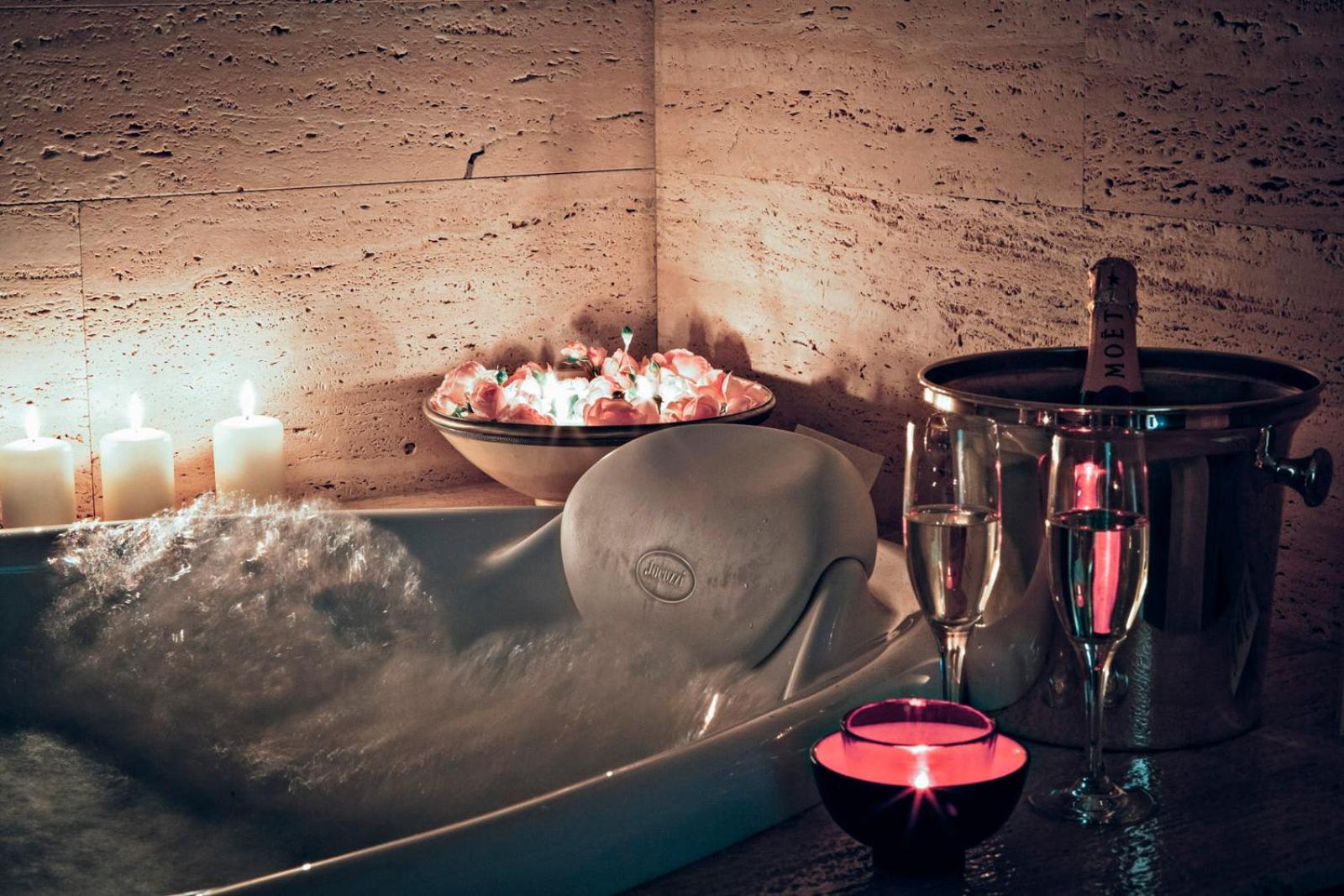 Double Room with Spa Bath - Photo 4