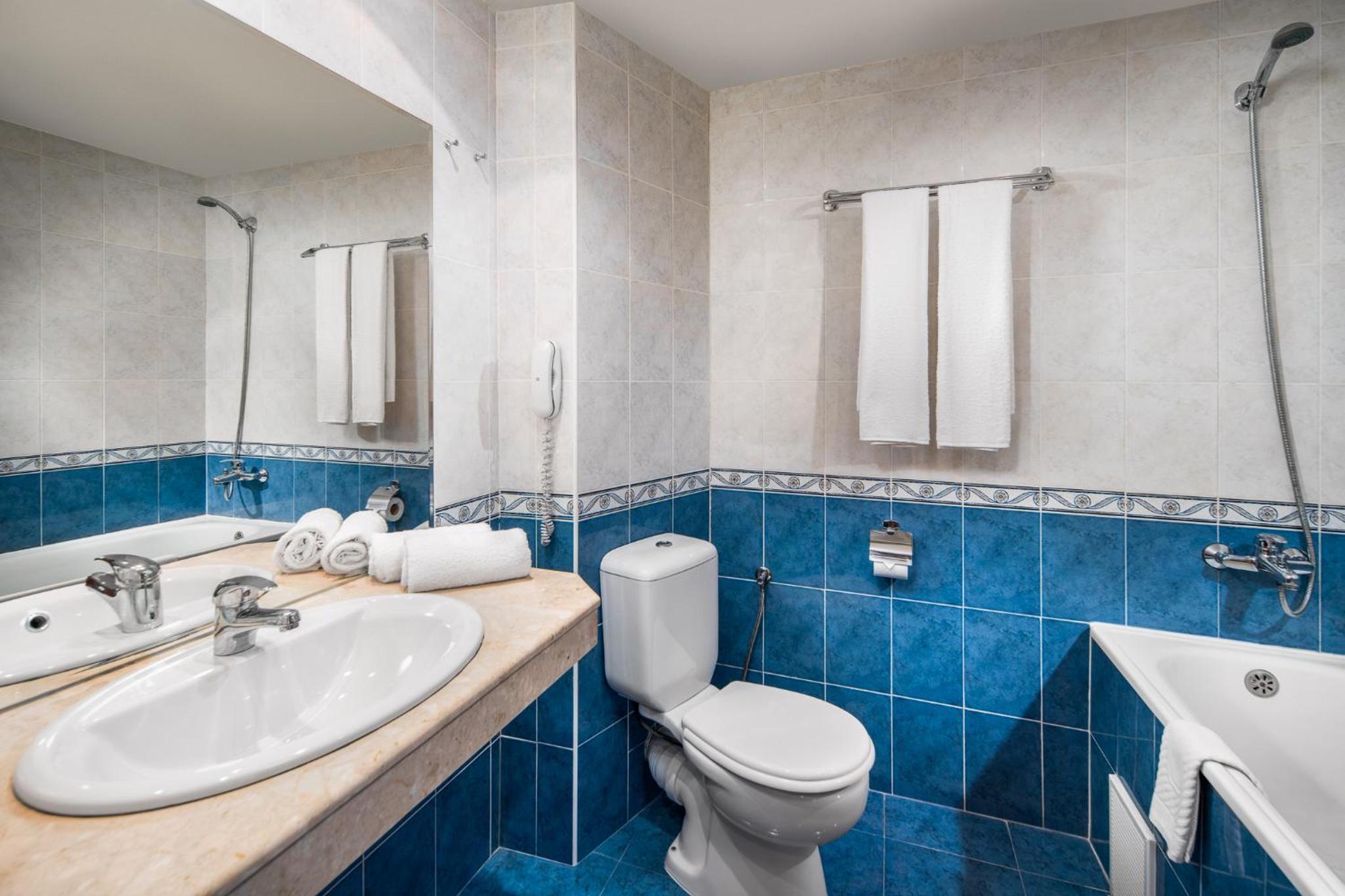 Deluxe Twin Room with Street View and Balcony - Free Pool Access & Free WiFI - Photo 3