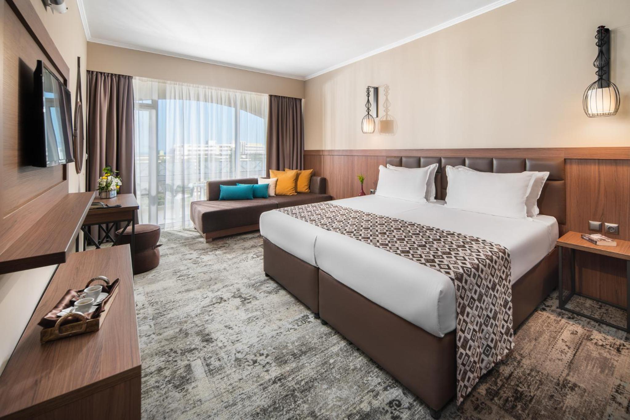 Deluxe Twin Room with Street View and Balcony - Free Pool Access & Free WiFI - Photo 9