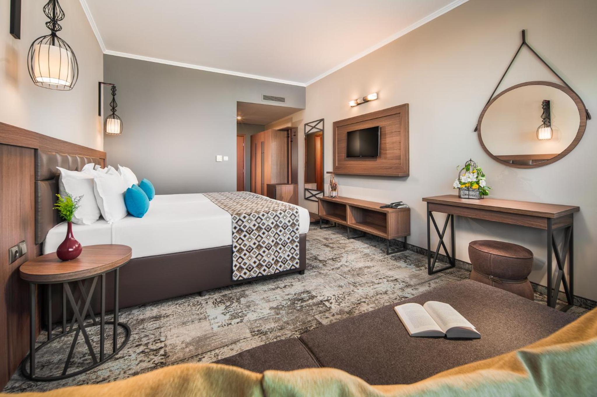 Deluxe Twin Room with Street View and Balcony - Free Pool Access & Free WiFI - Photo 1