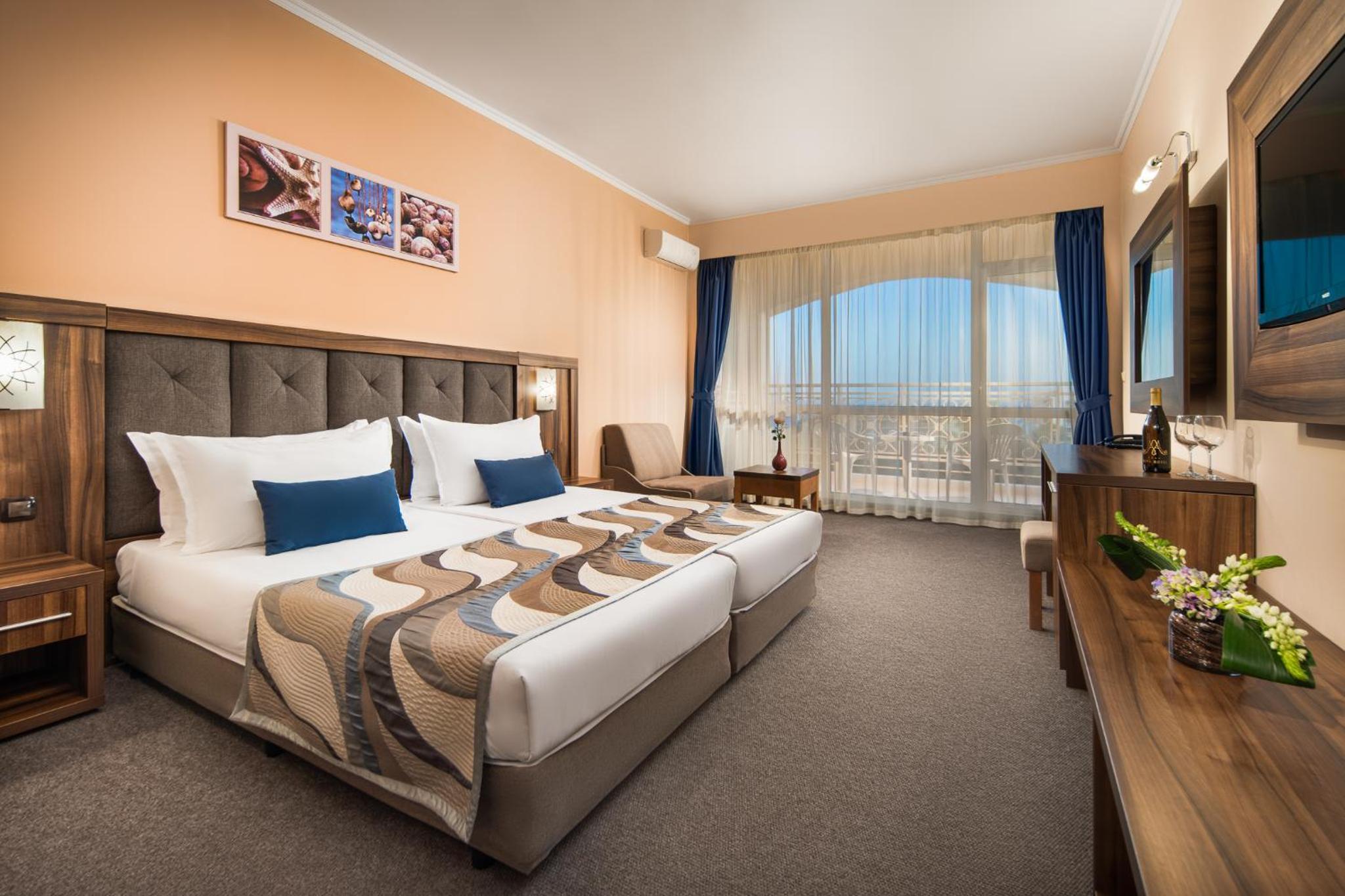 Comfort Twin Room Sea View with Balcony - Free Pool Access & Free WiFI