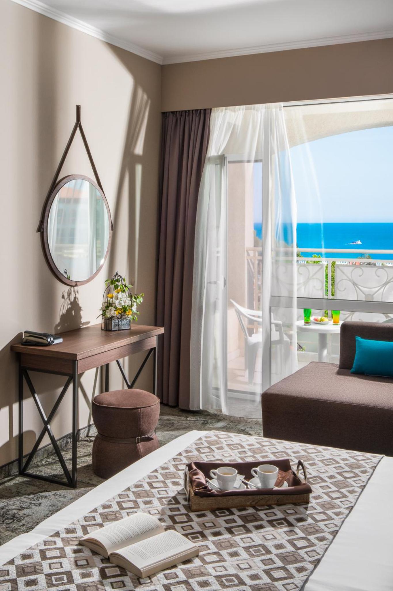 Deluxe Twin Room with Street View and Balcony - Free Pool Access & Free WiFI - Photo 7