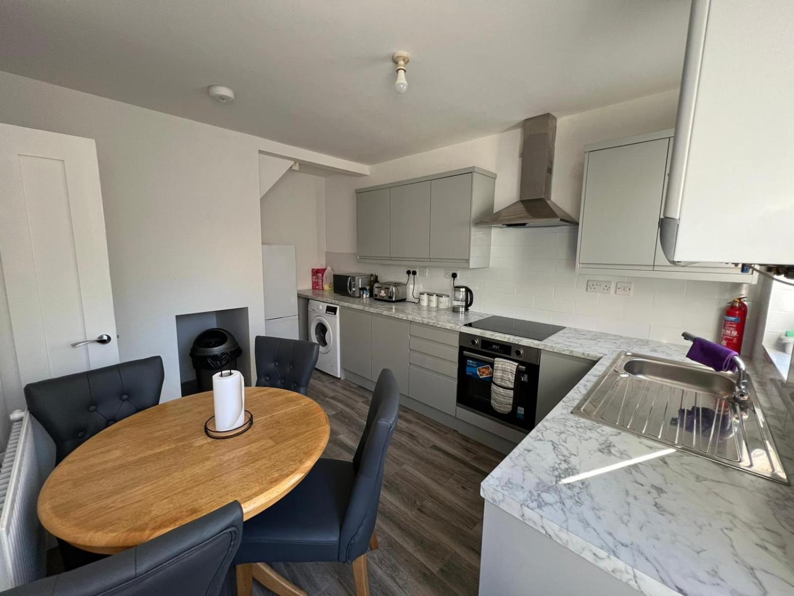 Three-Bedroom House - Photo 10