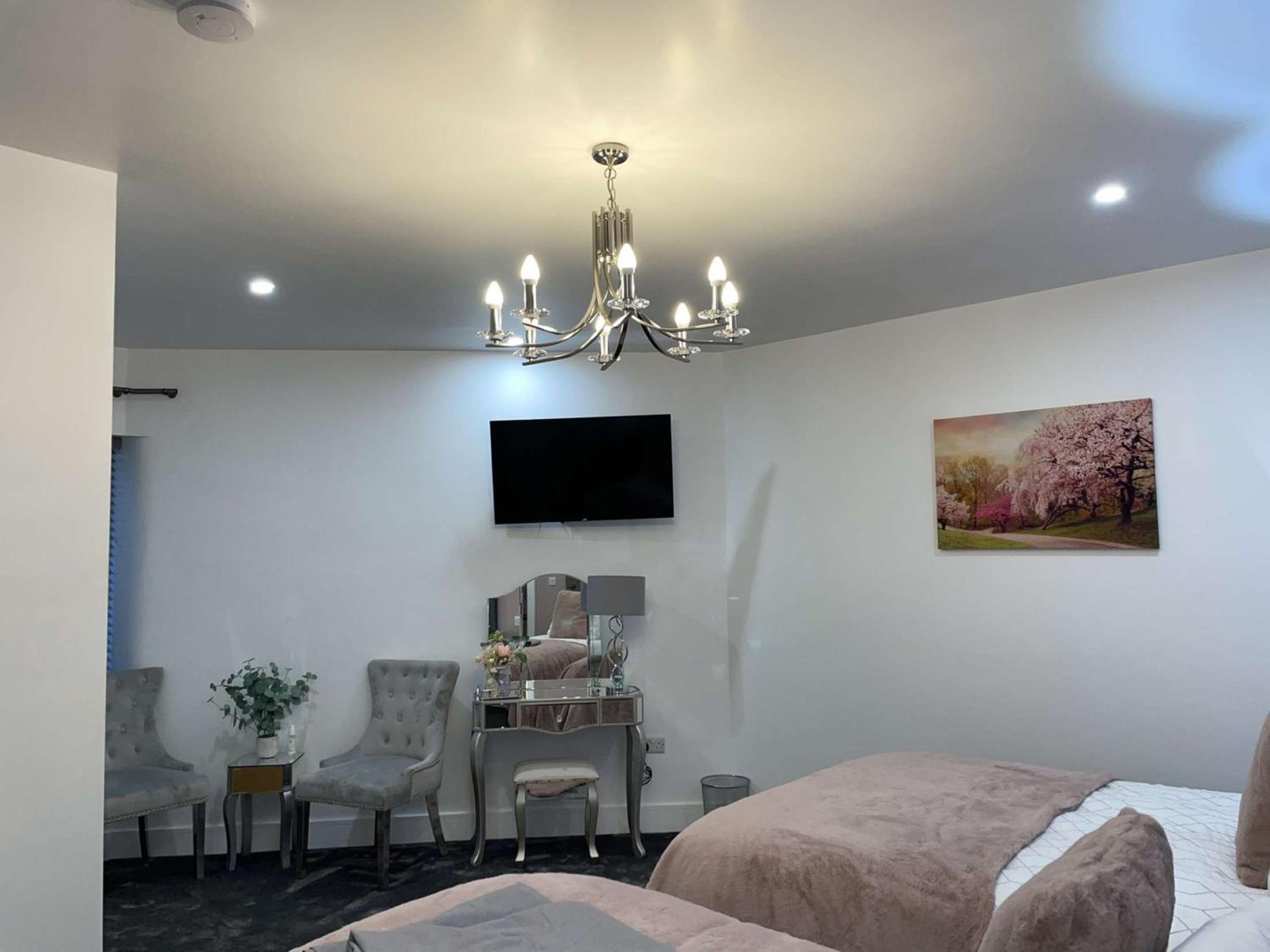 Superior Family Room - Photo 4