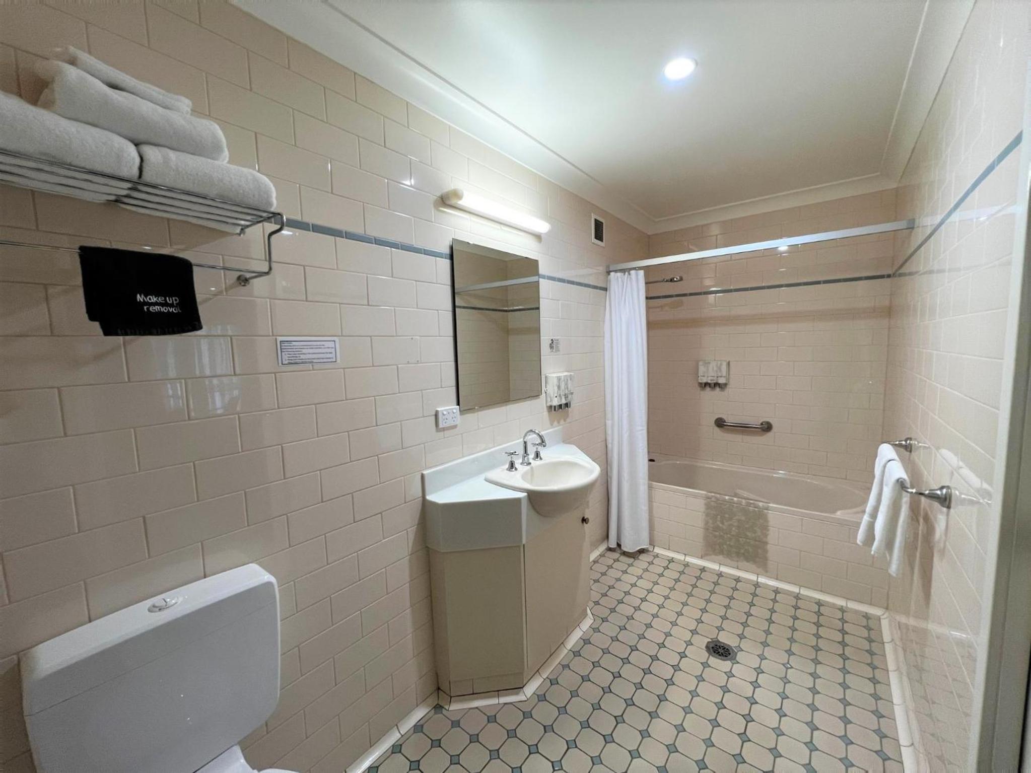Triple Room with Bath - Photo 2