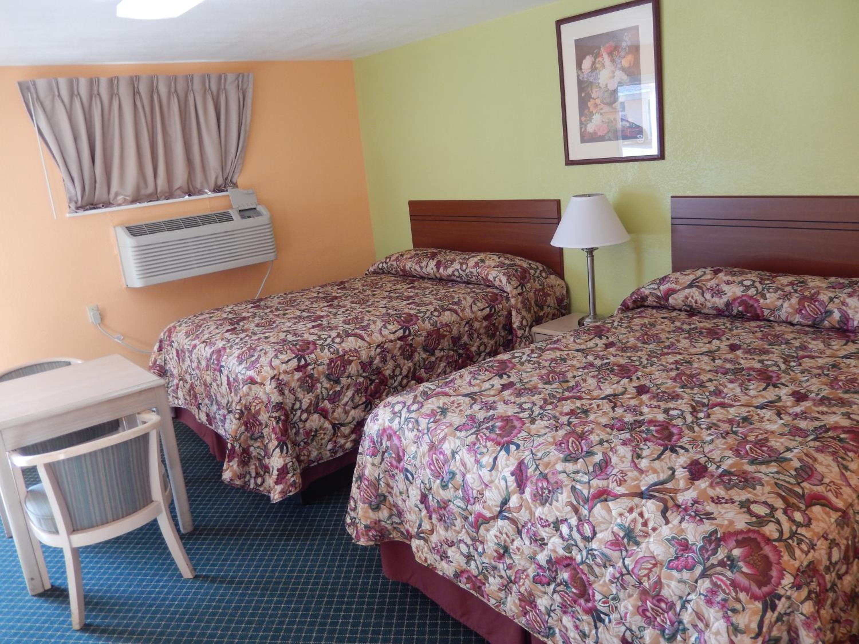 Queen Room with Two Queen Beds - Smoking photo 3