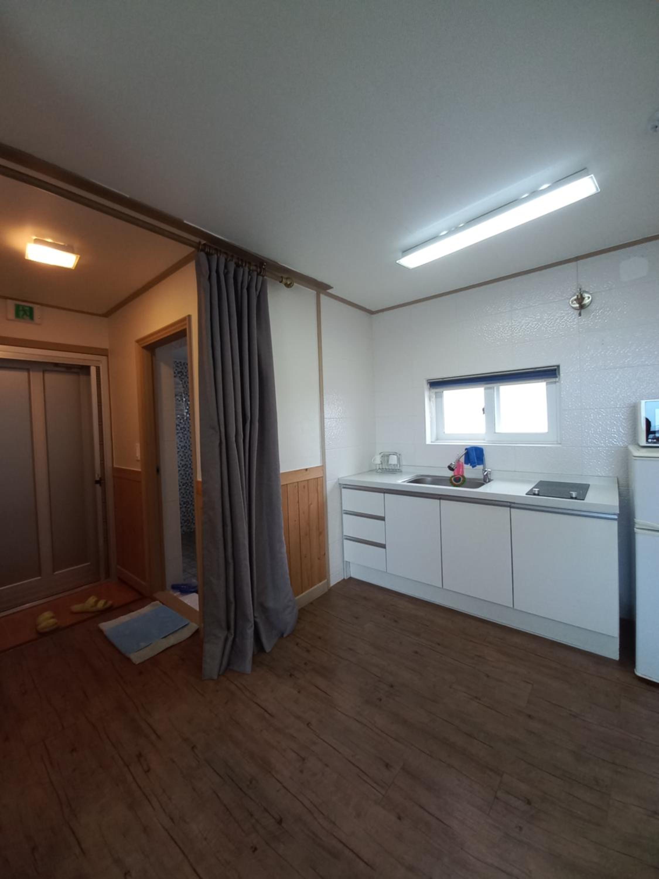 One-Bedroom Apartment - Photo 8