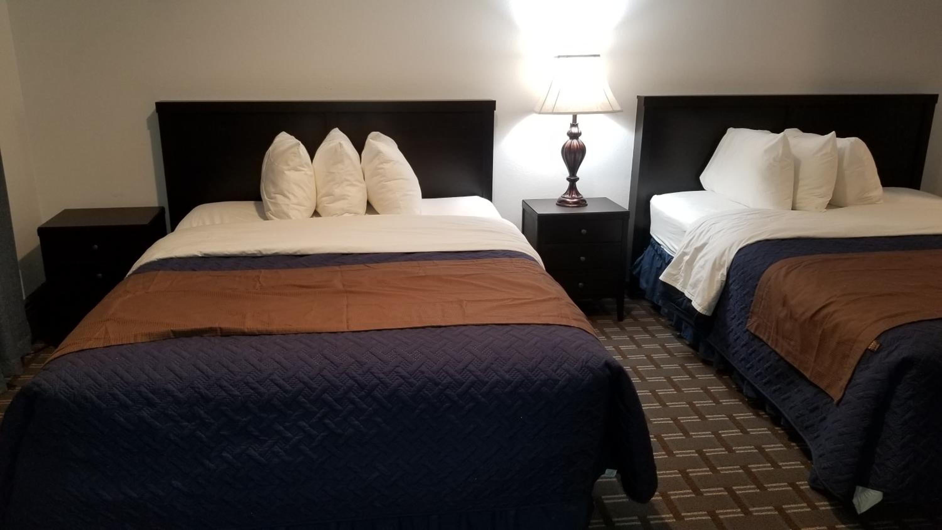 Queen Room with Two Queen Beds - Photo 4