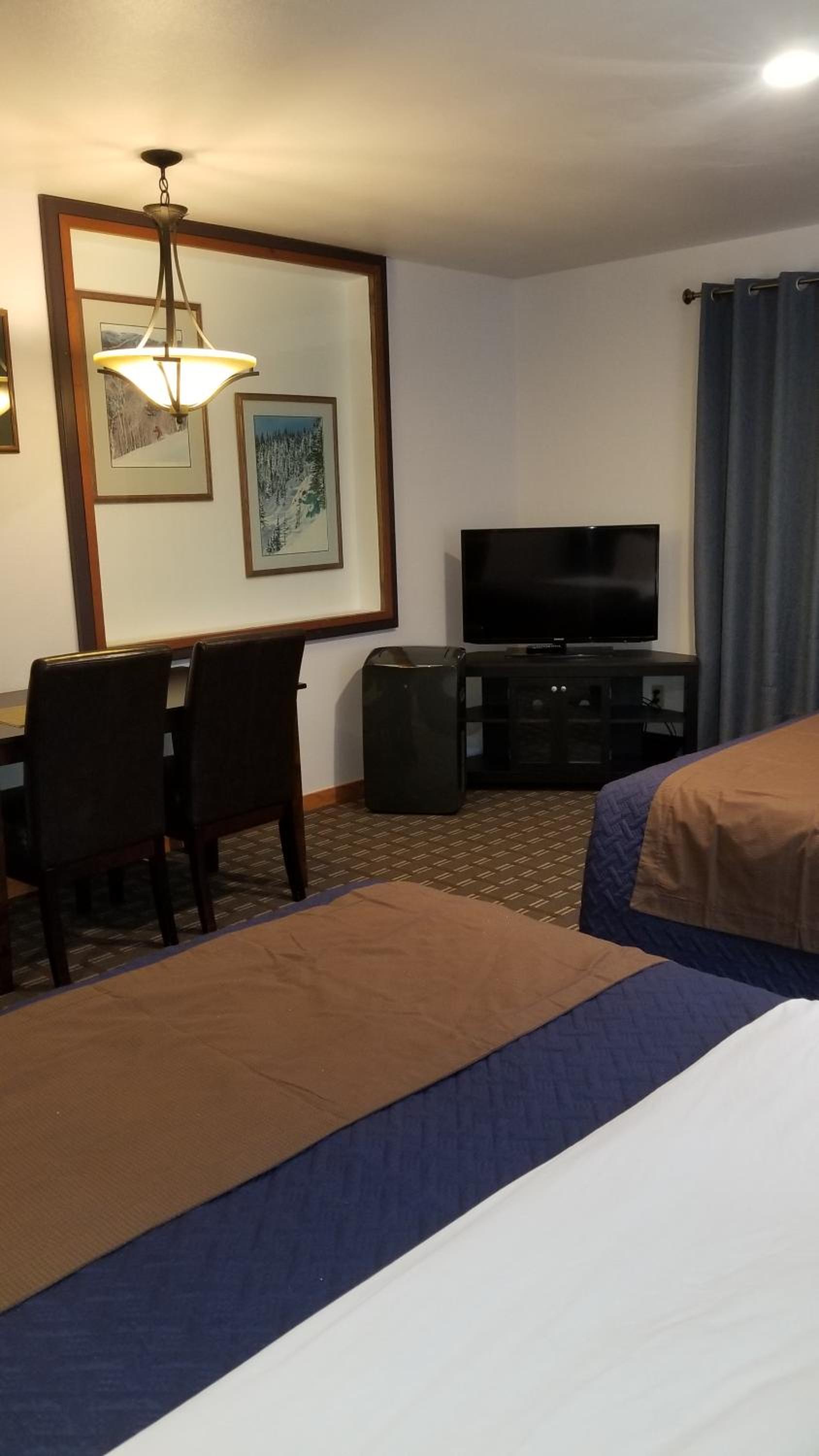 Queen Room with Two Queen Beds - Photo 2