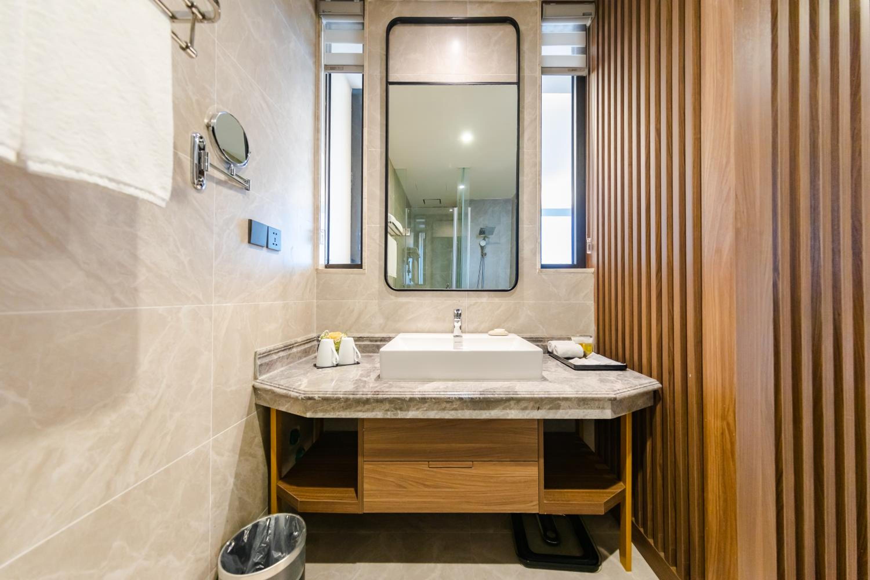 Deluxe Twin Room with City View - Photo 6
