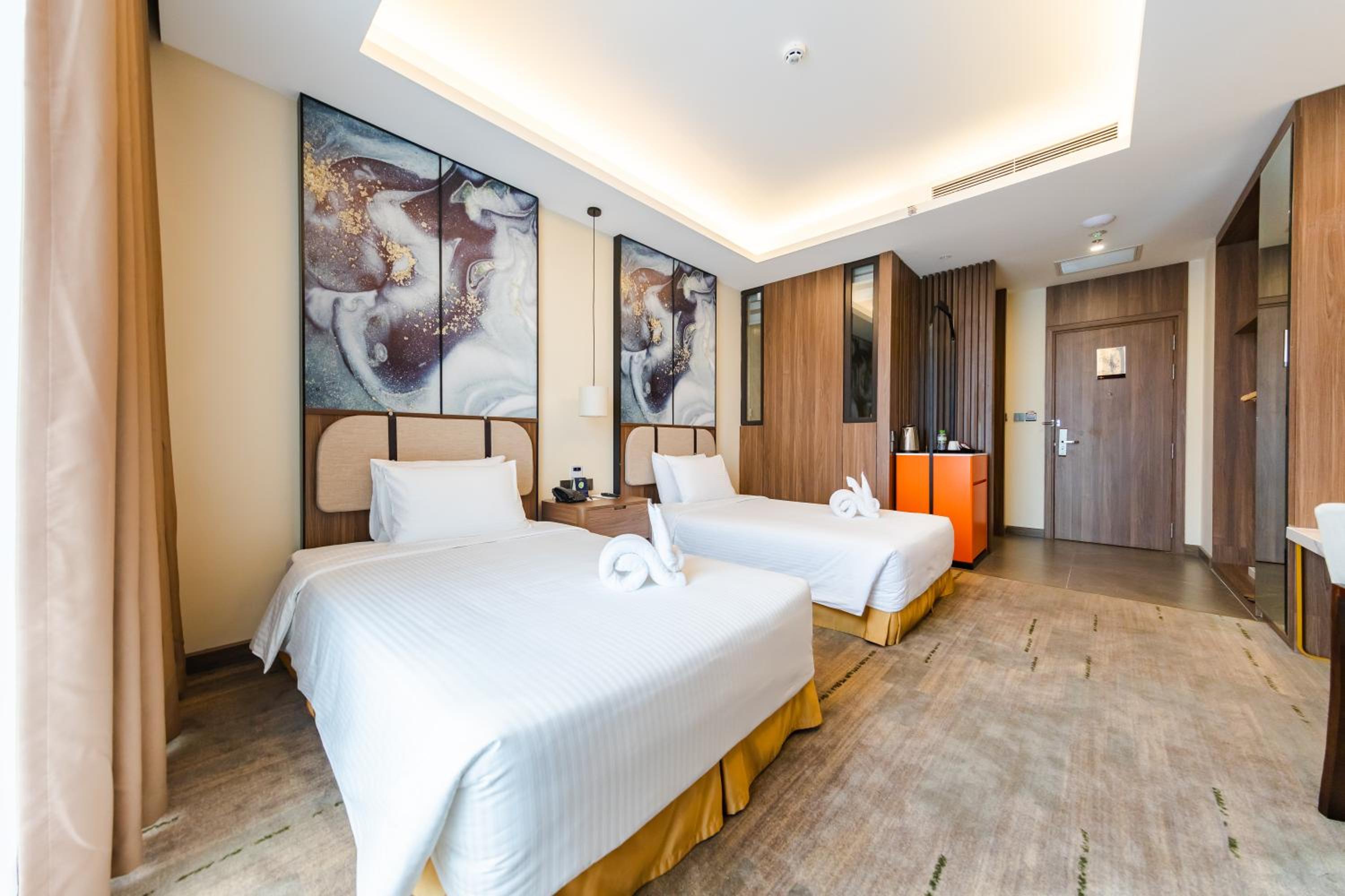 Deluxe Twin Room with City View - Photo 4