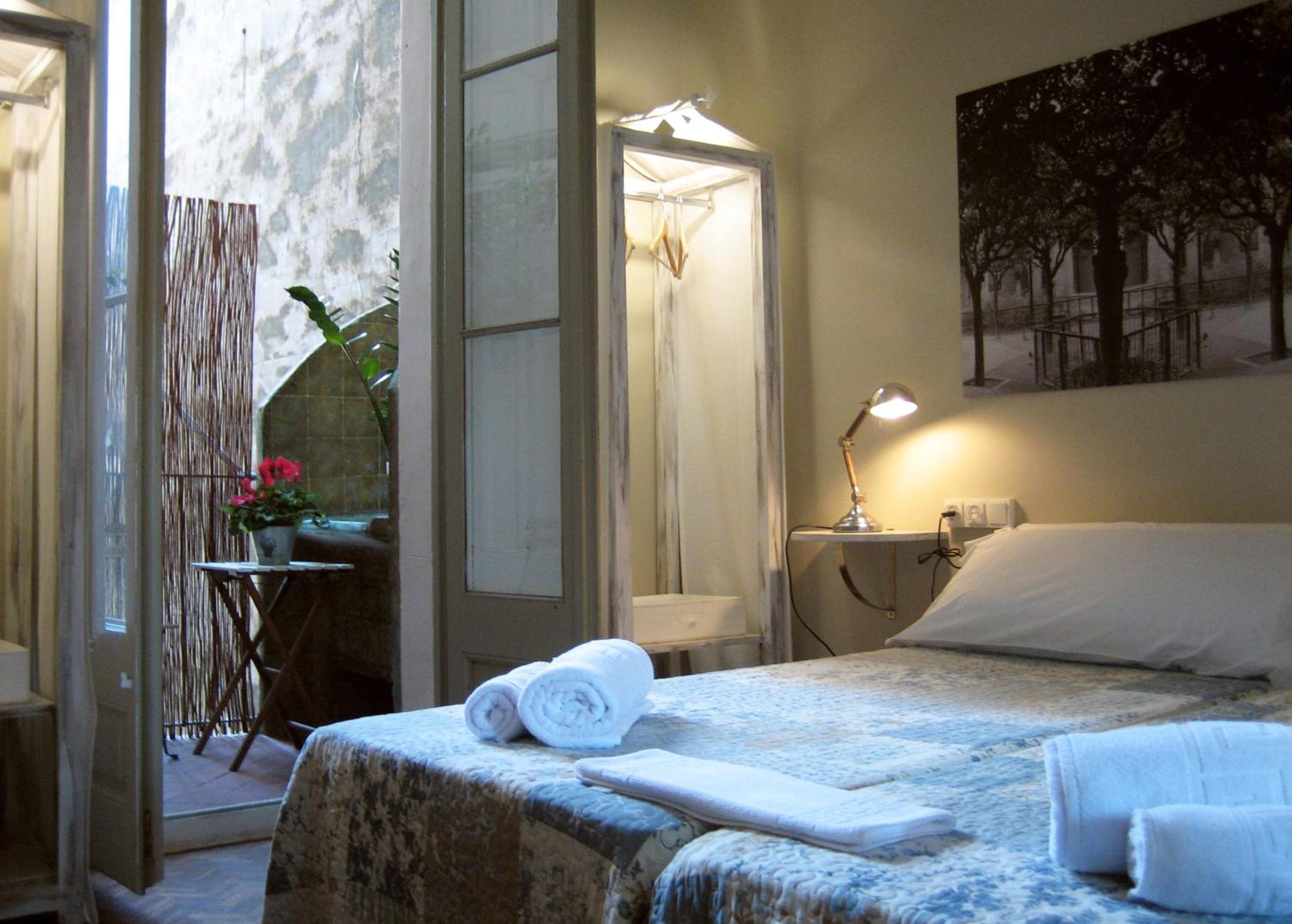 Triple Room with Private External Bathroom (1 double and 1 single room)  photo 3