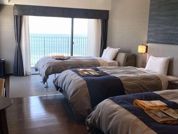 Superior Twin Room with Sea View thumbnail 5