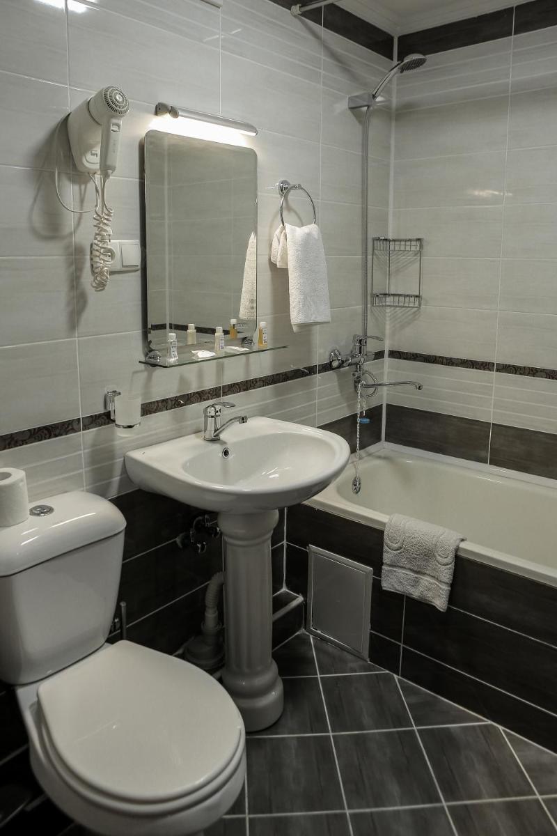 Twin Room with Private Bathroom photo 3