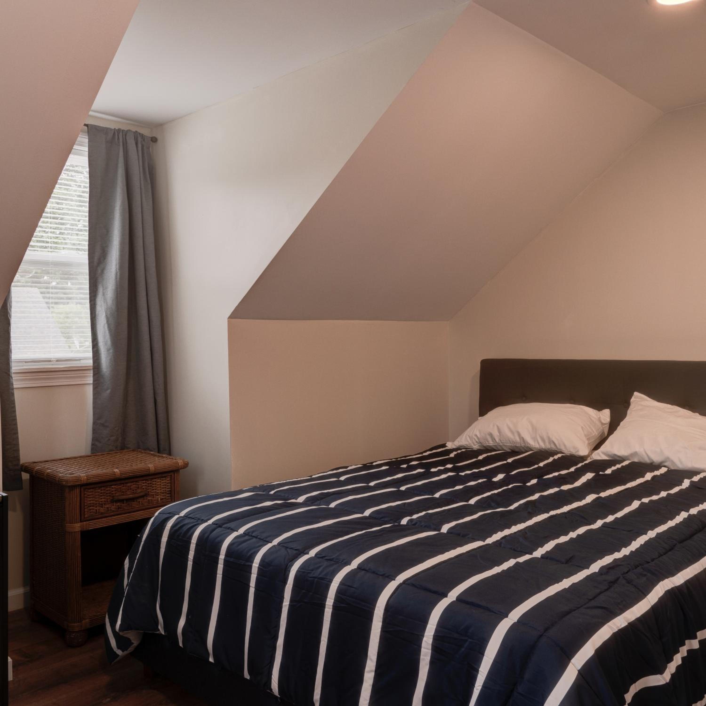 Four-Bedroom House - Photo 5