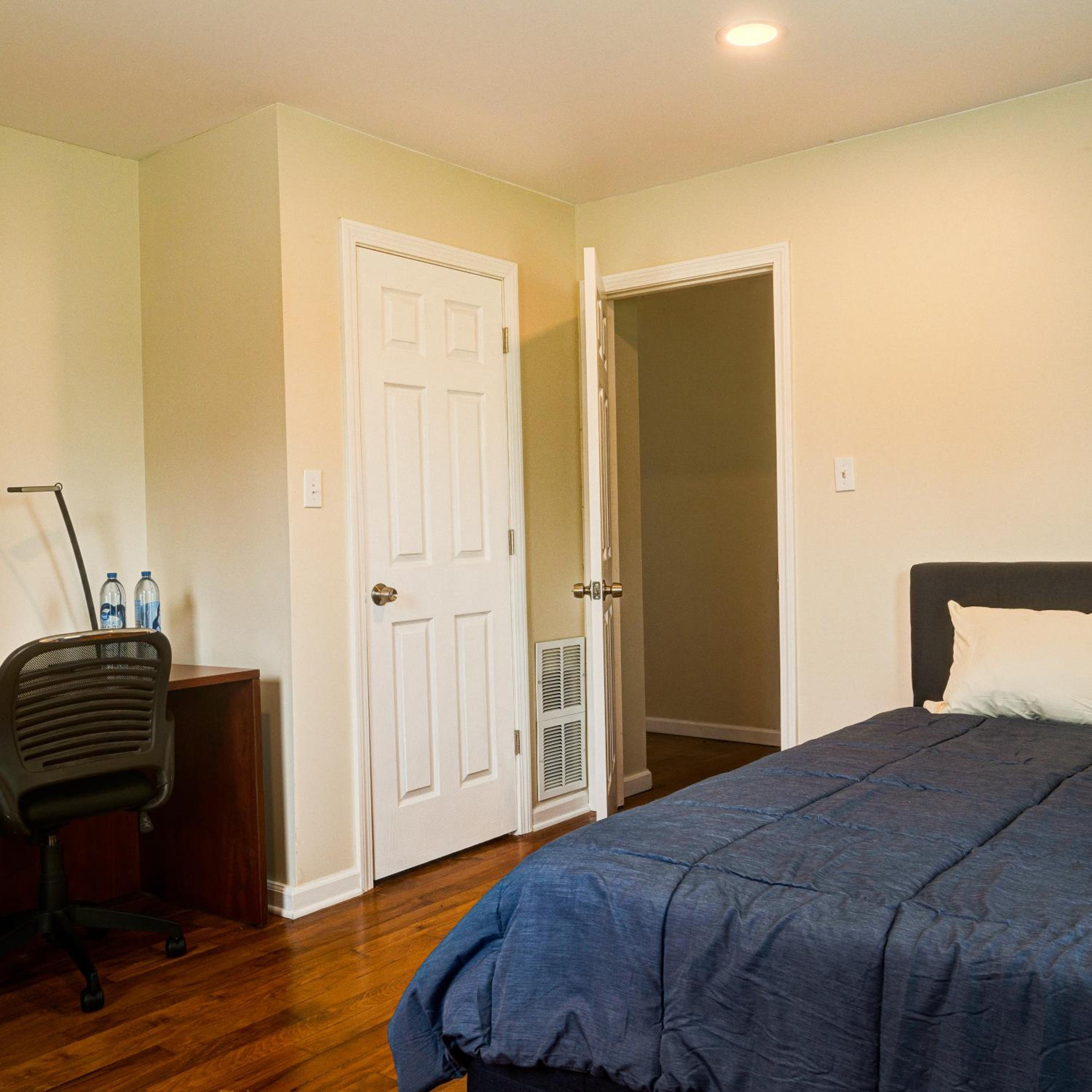 Four-Bedroom House - Photo 32